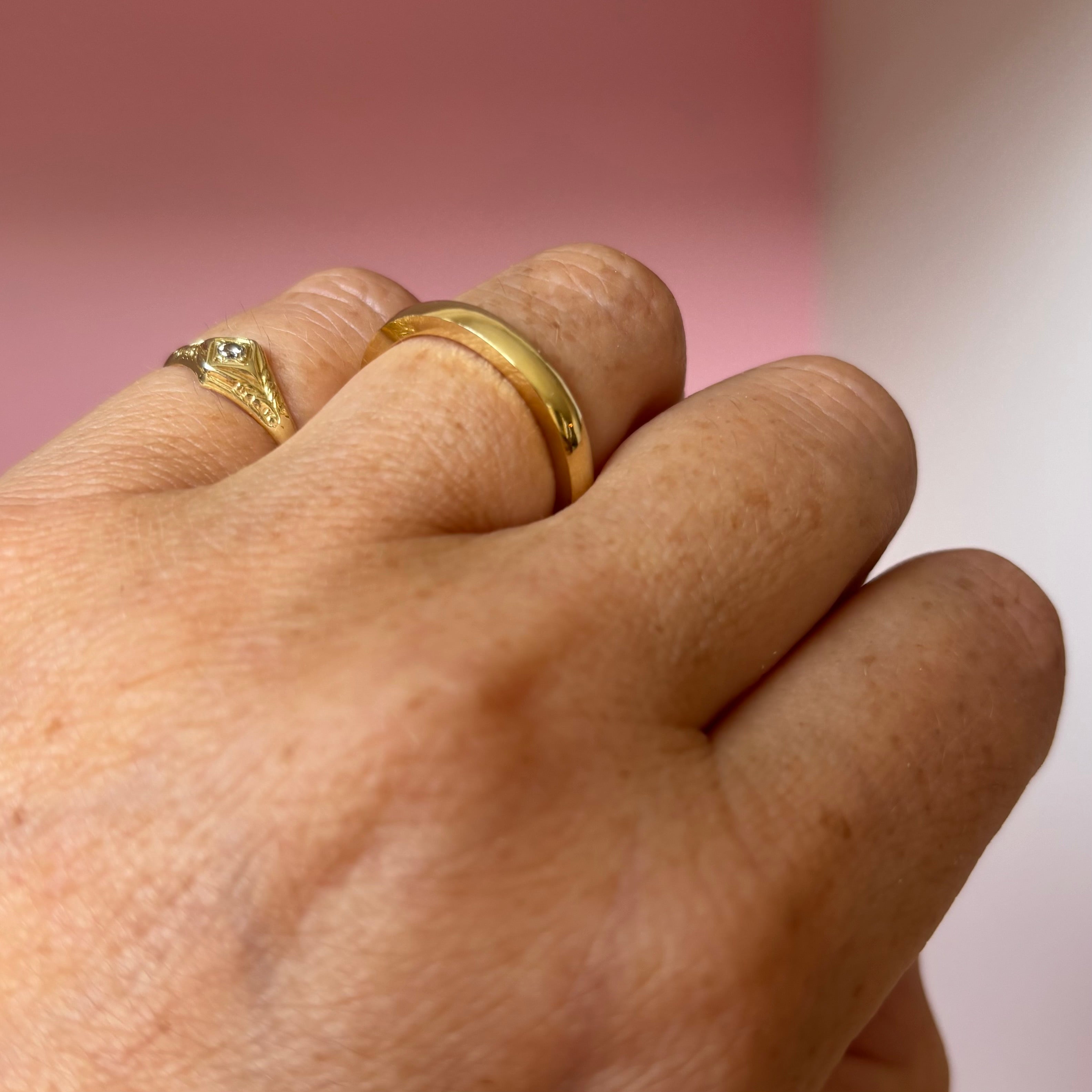 18ct gold 2.5mm heavy court band