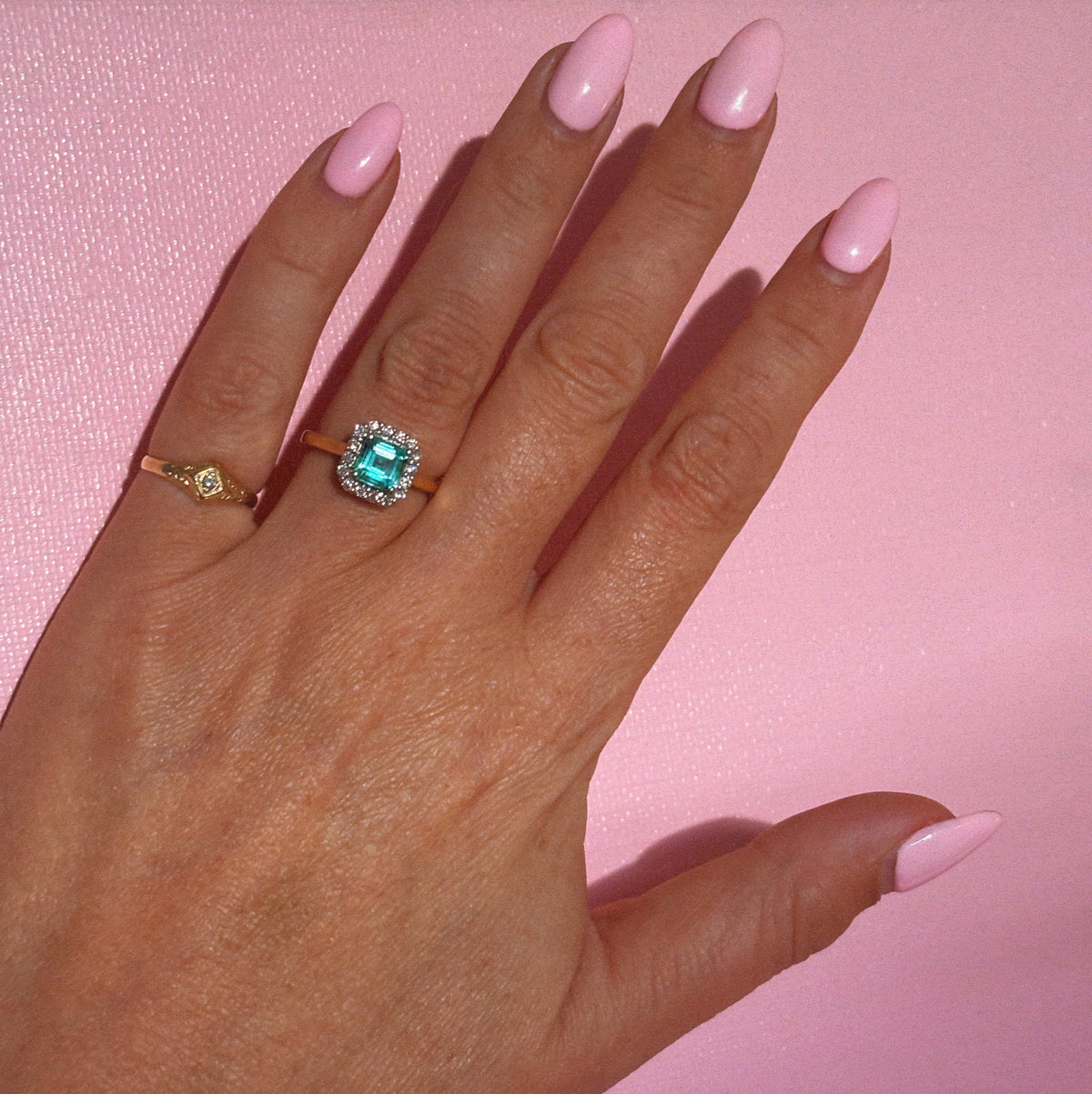 18ct gold 1.10ct emerald and 0.26ct diamond cluster ring