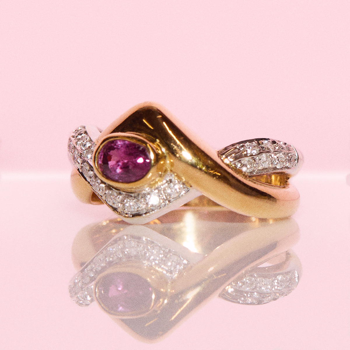 Vintage 18ct gold 0.22ct ruby and 0.26ct diamond ring