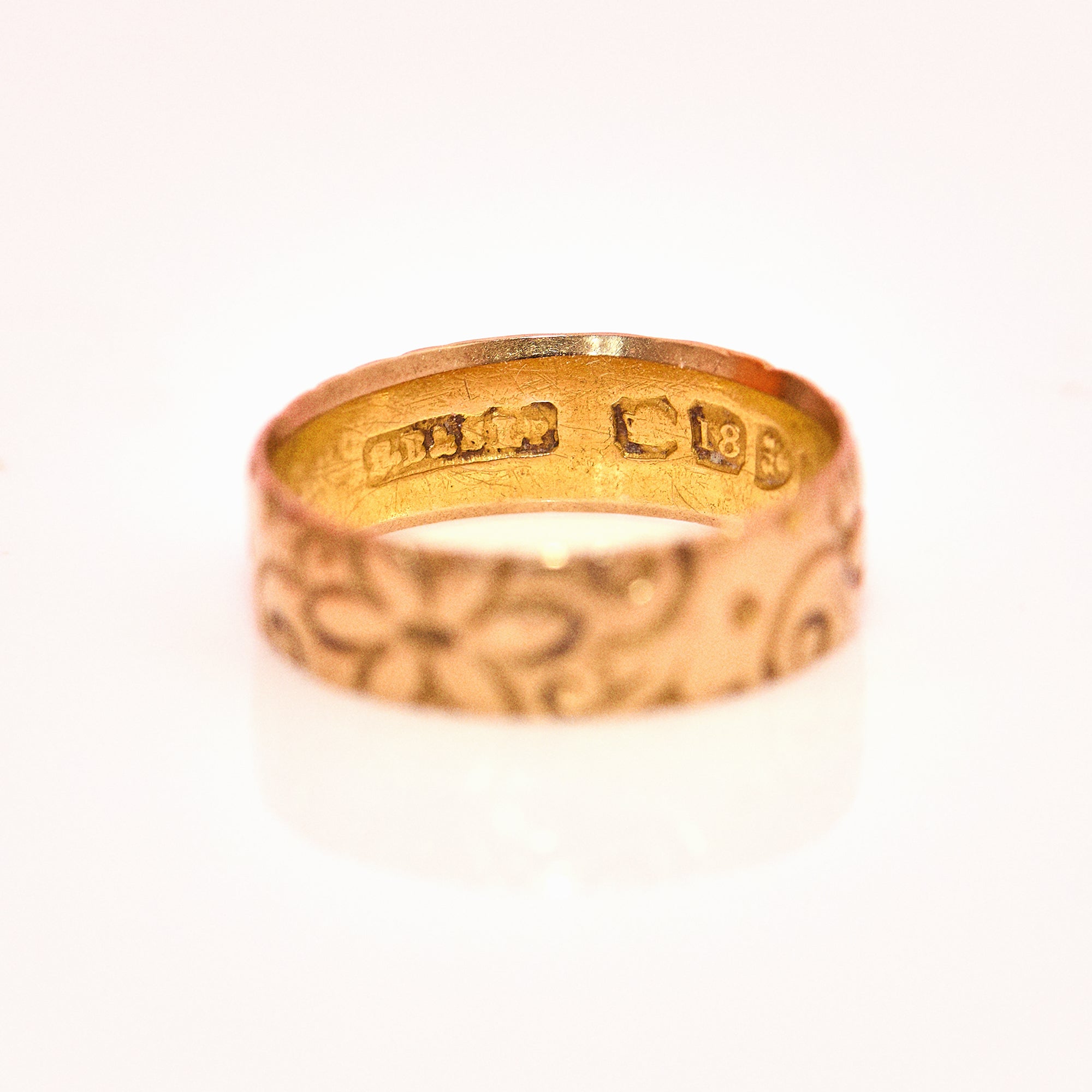 18ct gold engraved floral ring from 1923