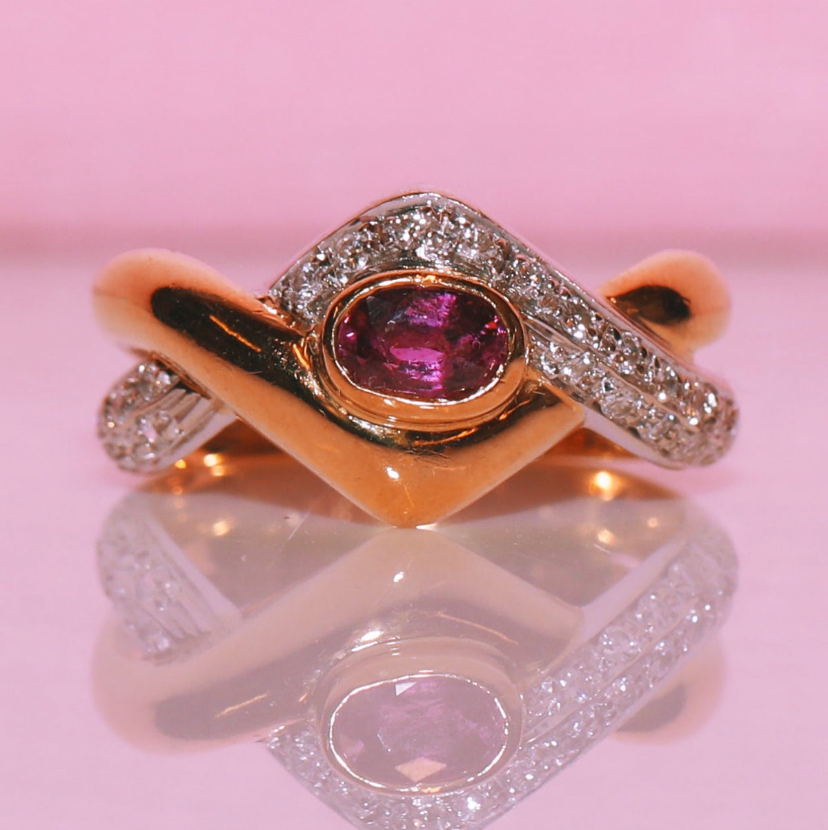 Vintage 18ct gold 0.22ct ruby and 0.26ct diamond ring