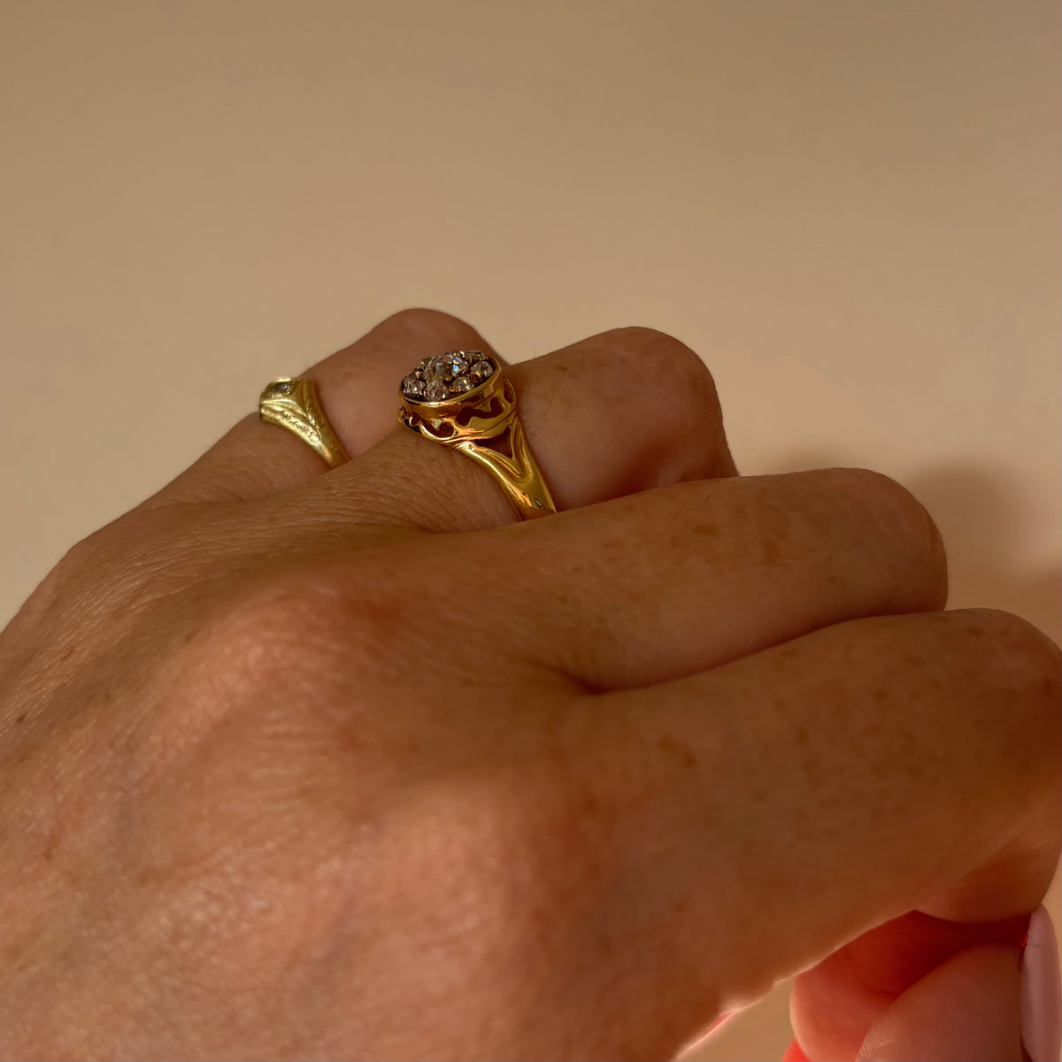 Vintage 18ct gold old cut diamond carved ring