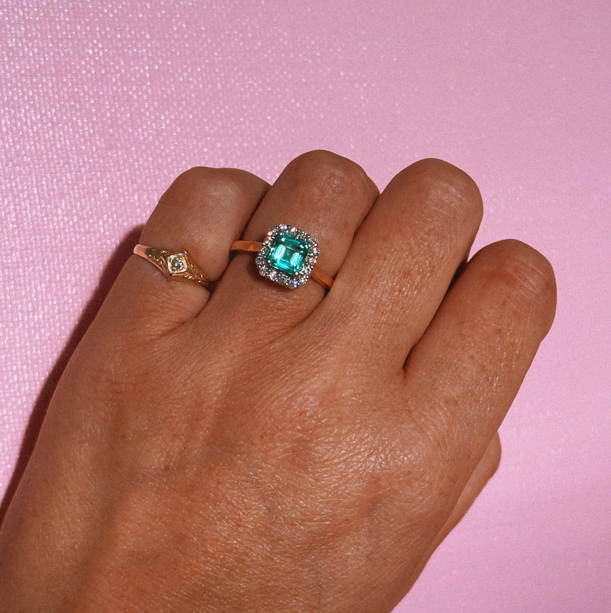 18ct gold 1.10ct emerald and 0.26ct diamond cluster ring