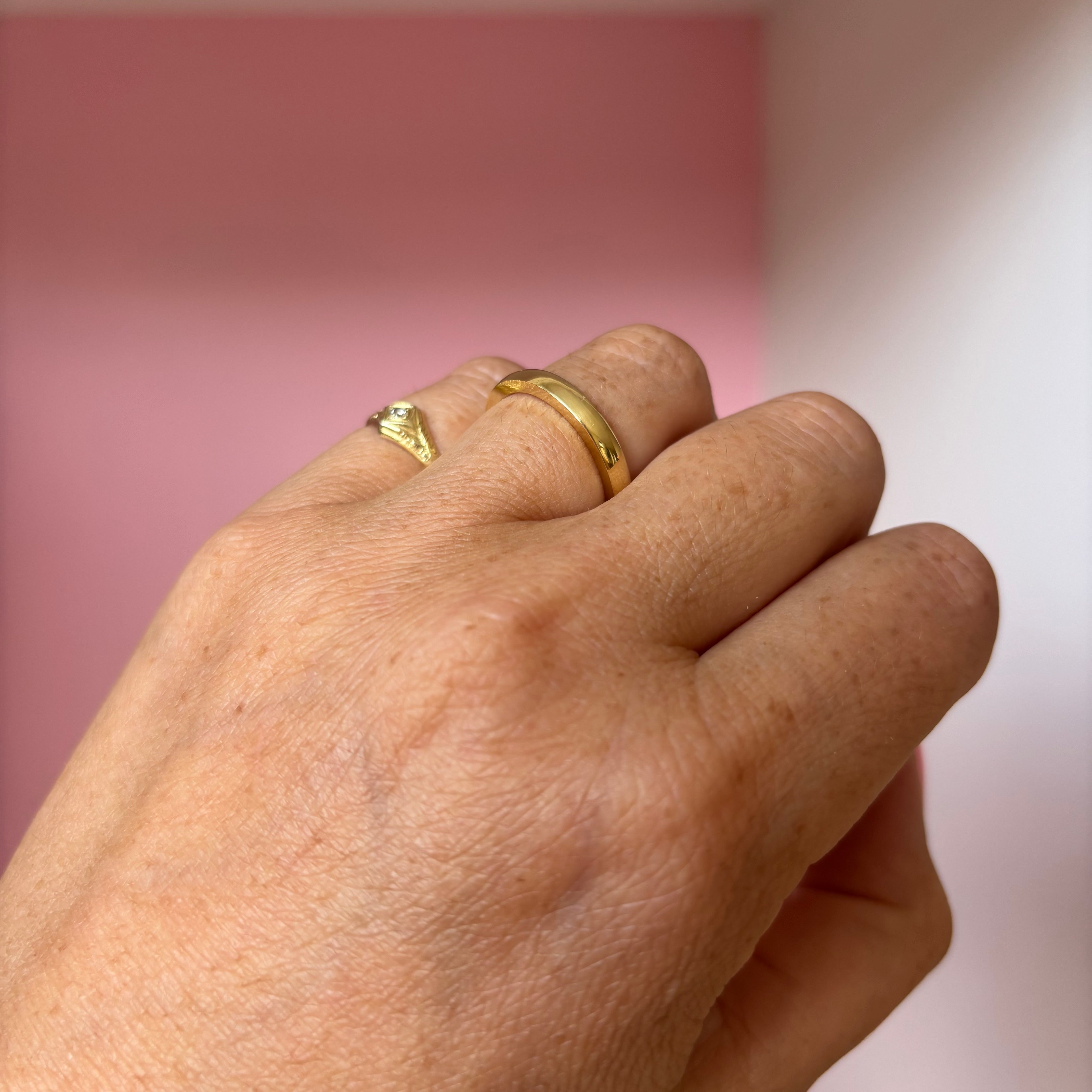 18ct gold 2.5mm heavy court band