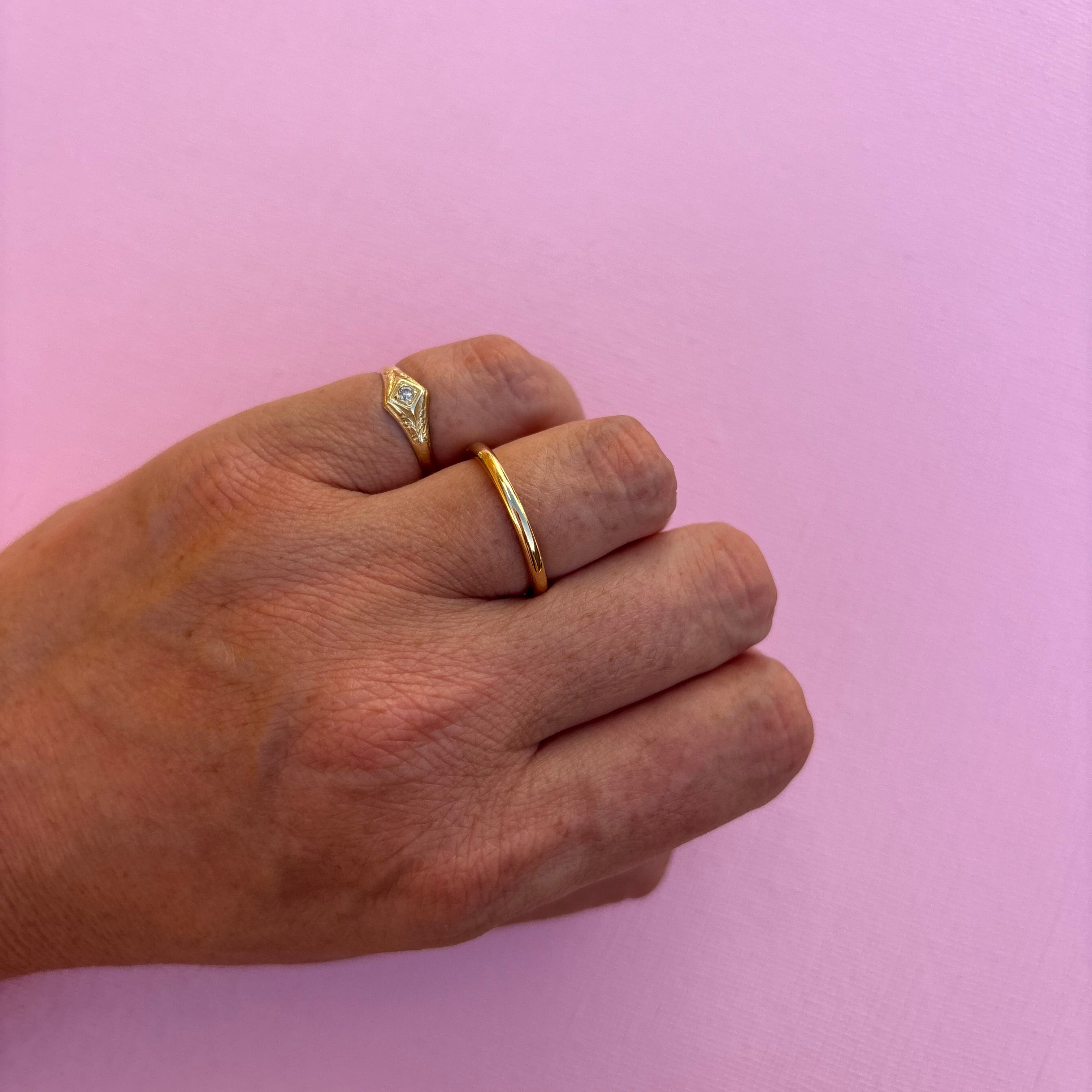 18ct gold 2.5mm heavy court band