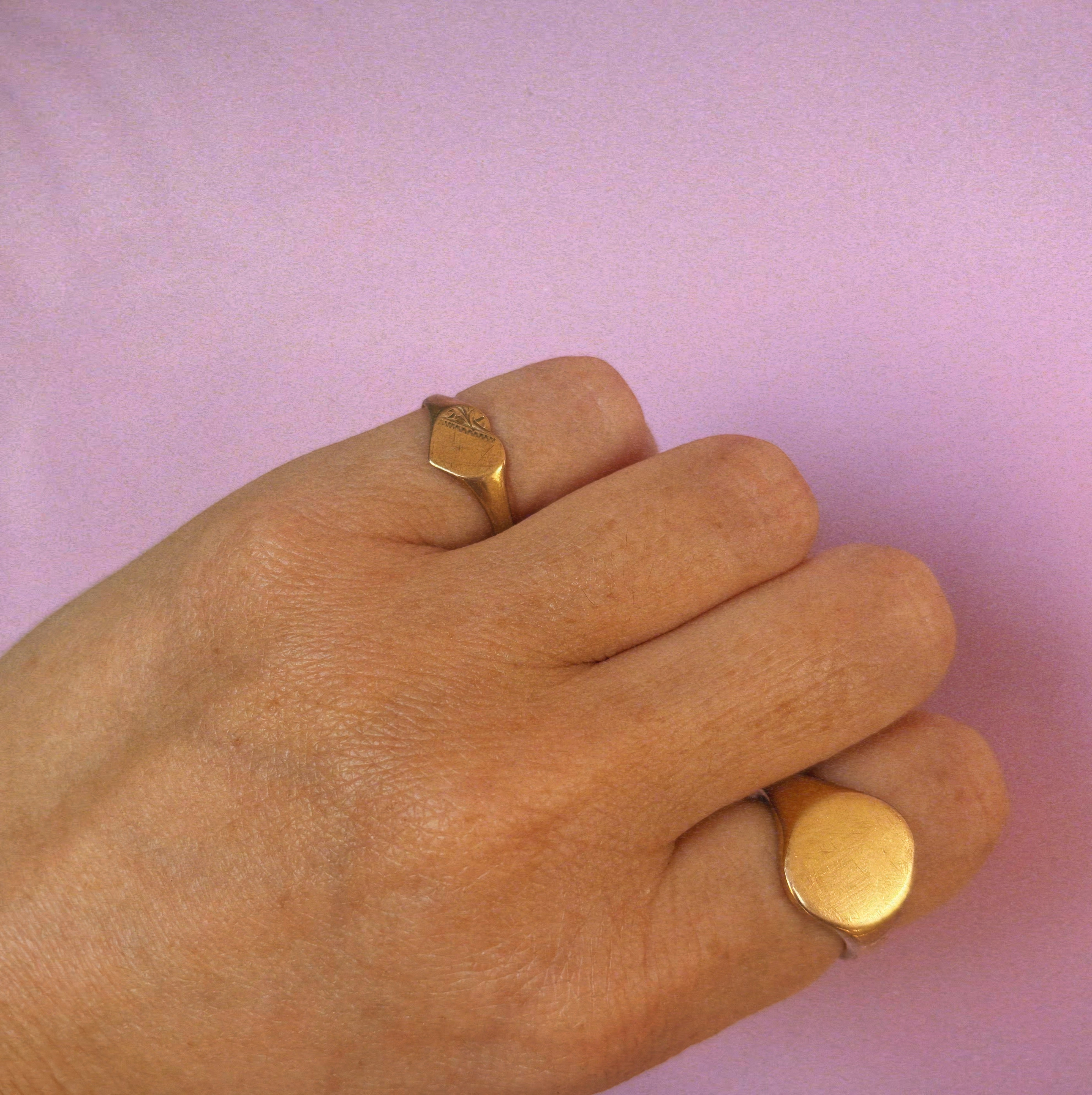 9ct gold heart shaped signet ring