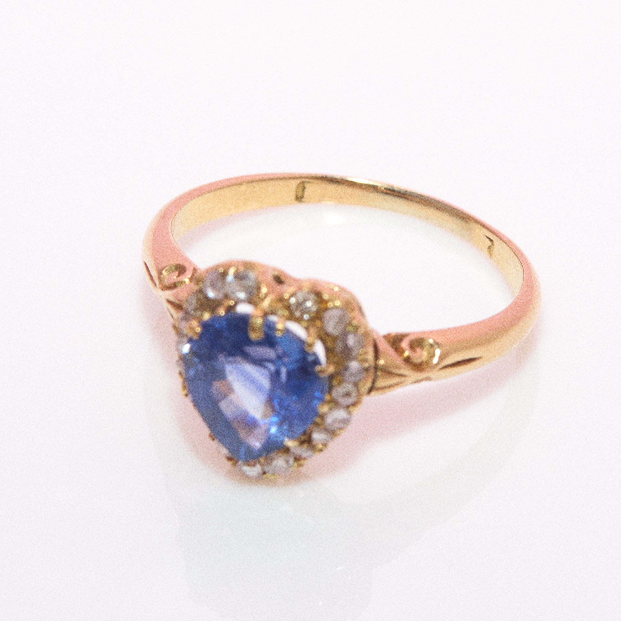 Vintage 18ct gold heart shaped 2.10ct Sri Lankan sapphire Victorian ring