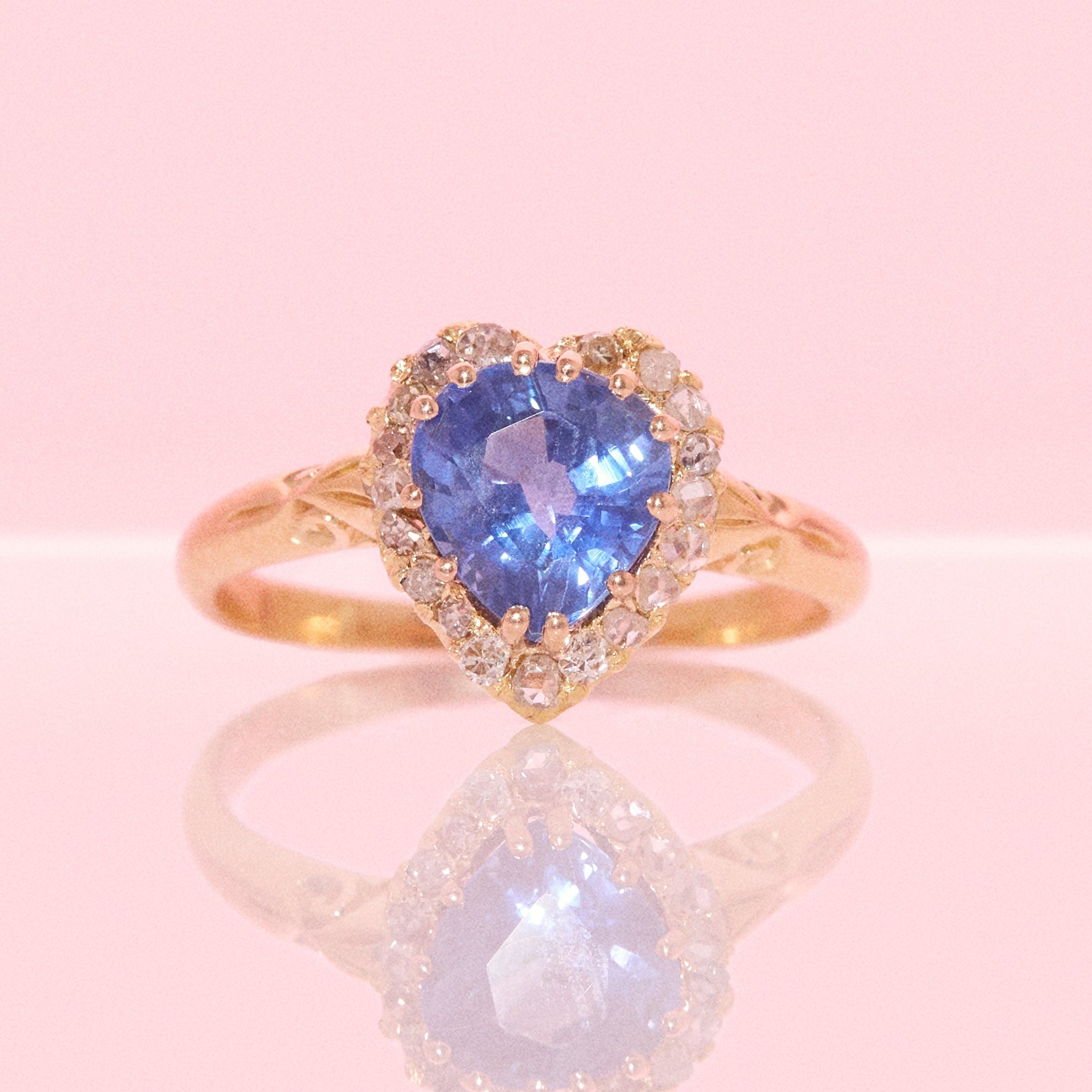 Vintage 18ct gold heart shaped 2.10ct Sri Lankan sapphire Victorian ring