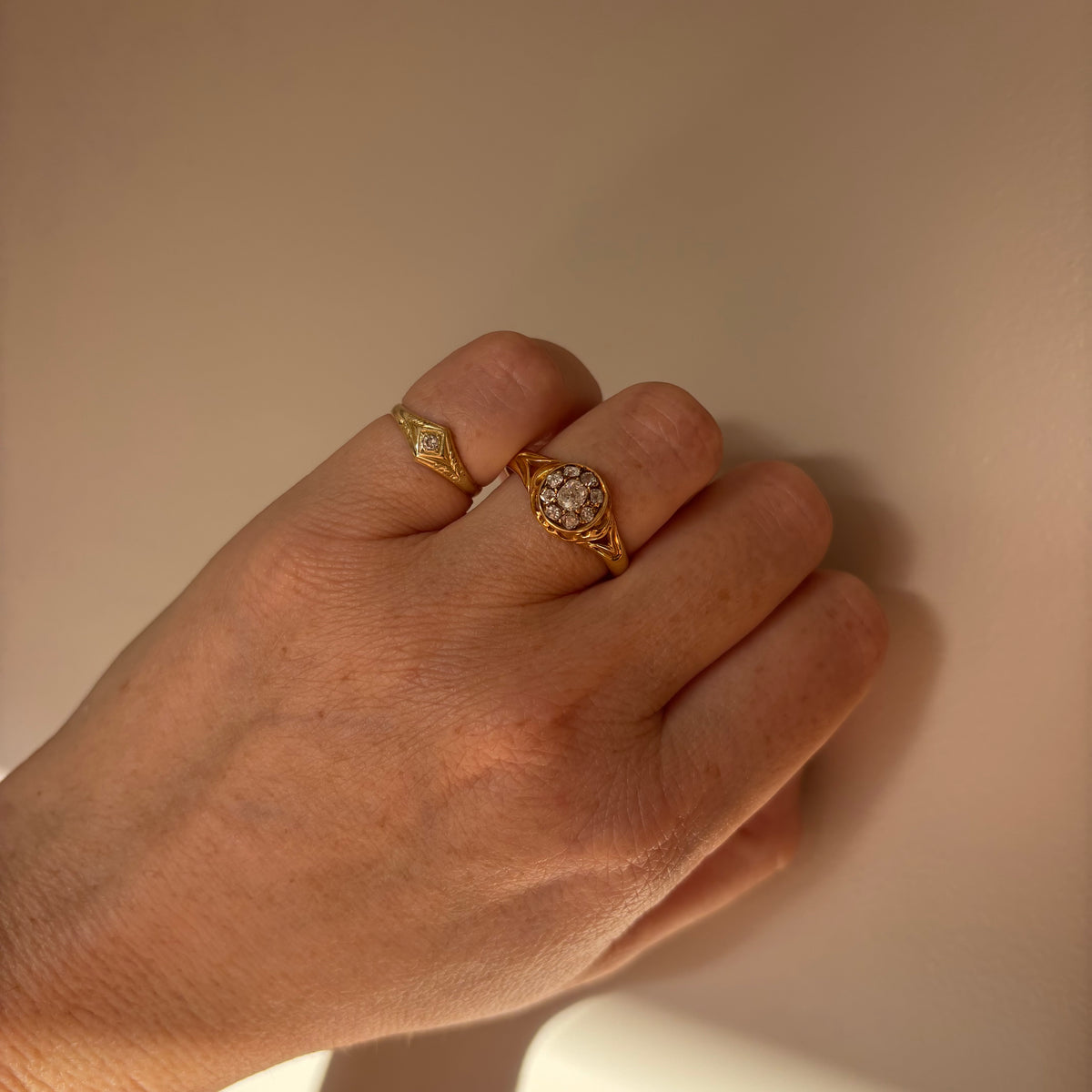 Vintage 18ct gold old cut diamond carved ring