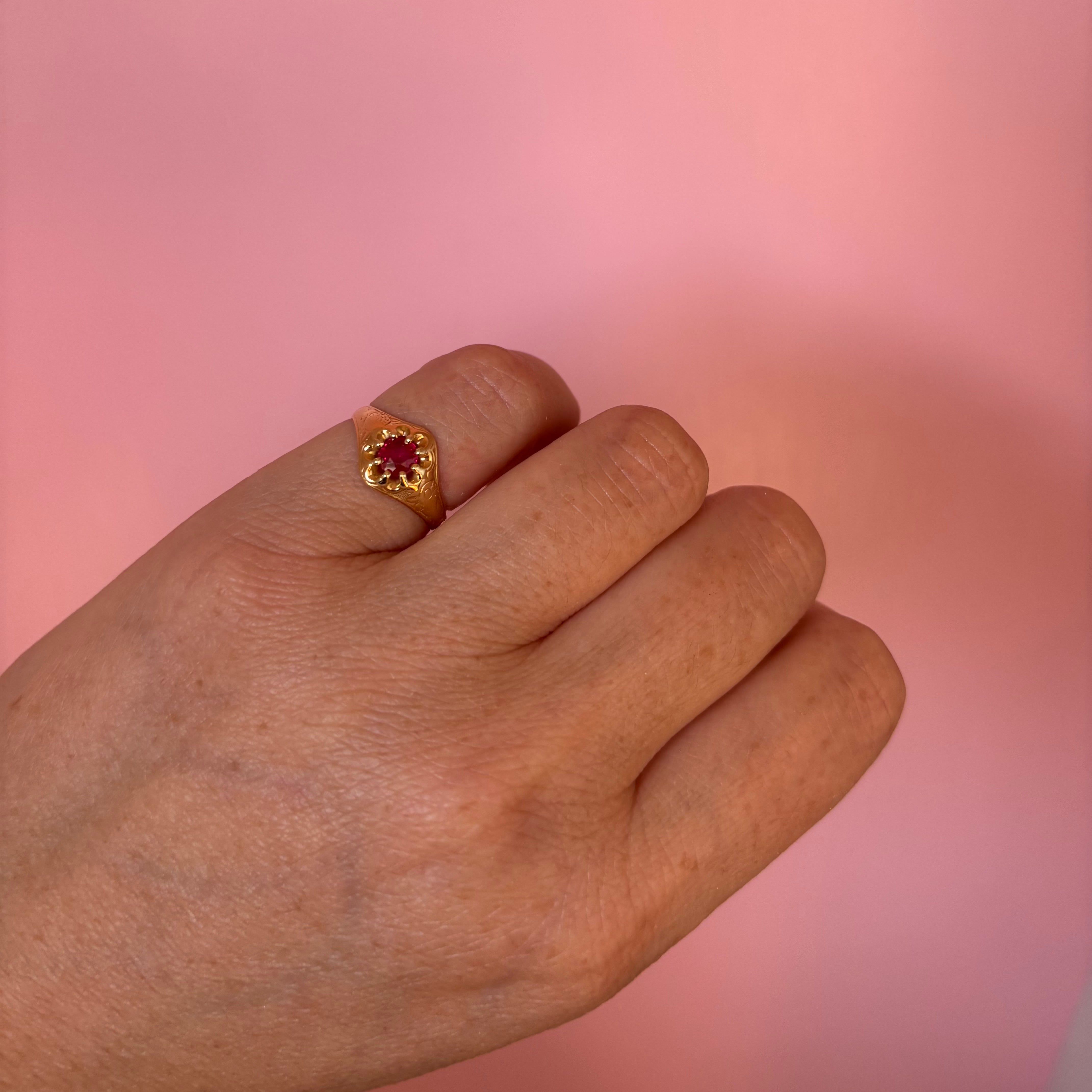 18ct gold ruby engraved ring