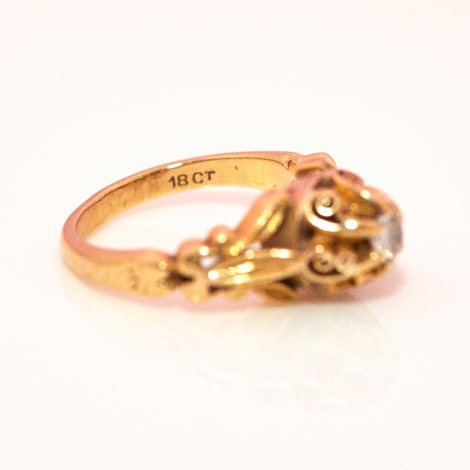 Vintage 18ct gold carved diamond ring