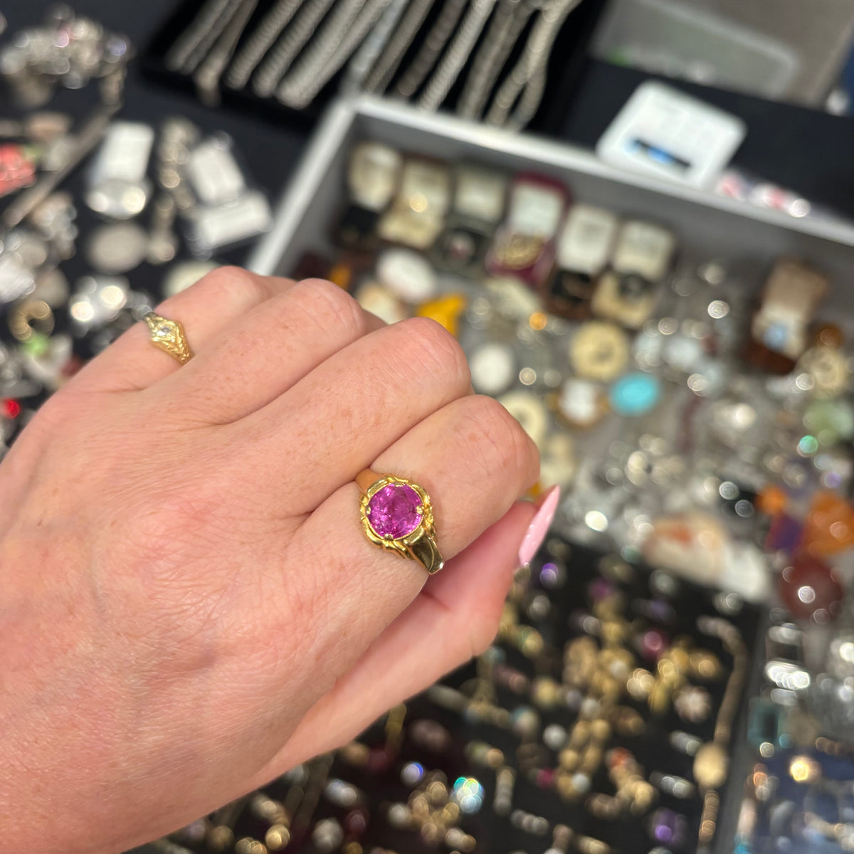 Vintage 18ct gold pink sapphire ring
