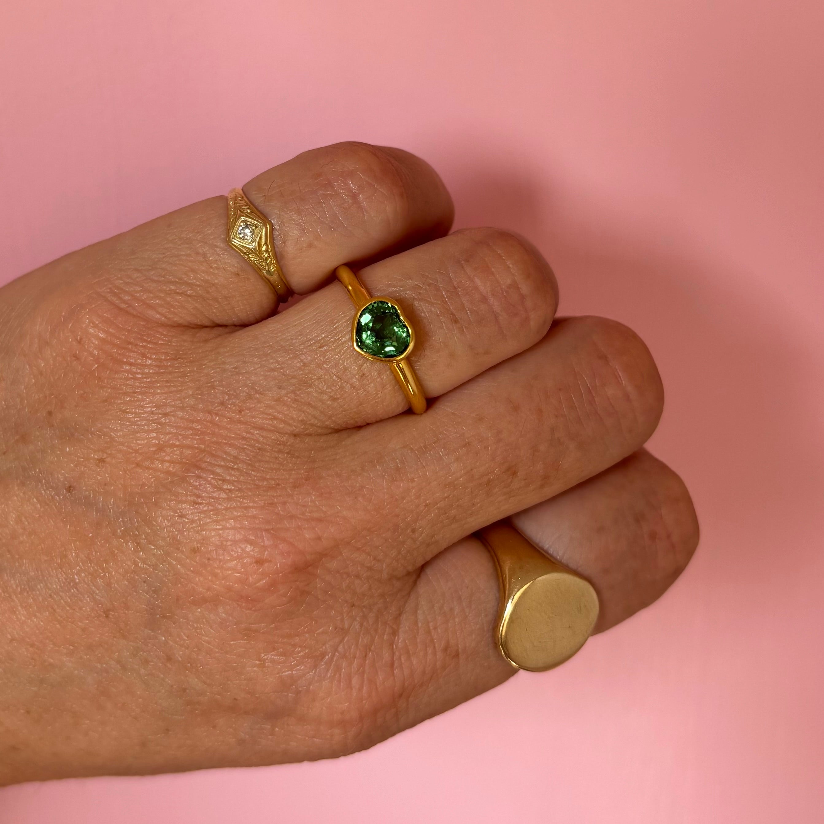 14ct gold bezel set heart-shaped green tourmaline ring