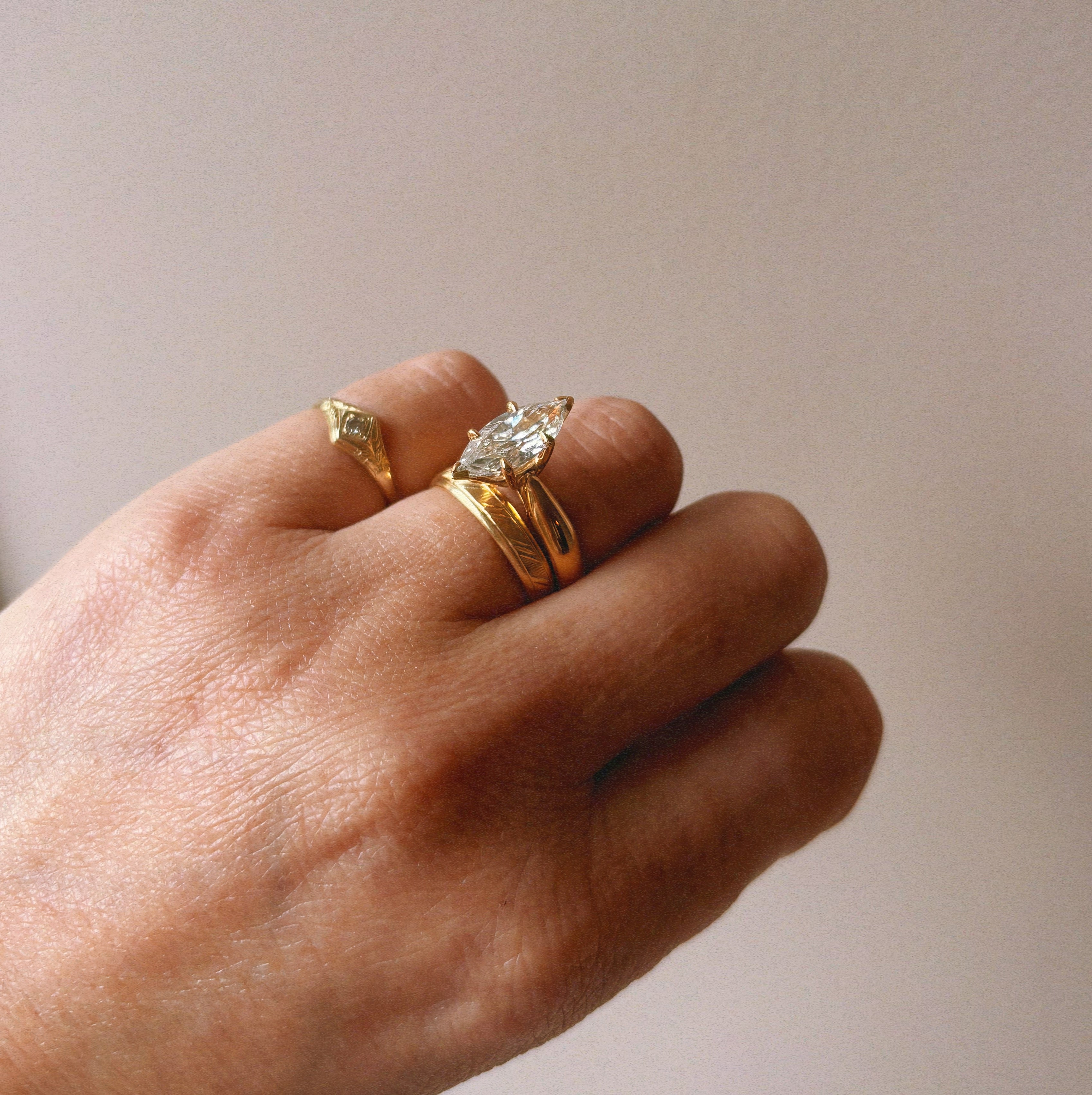 18ct gold engraved band