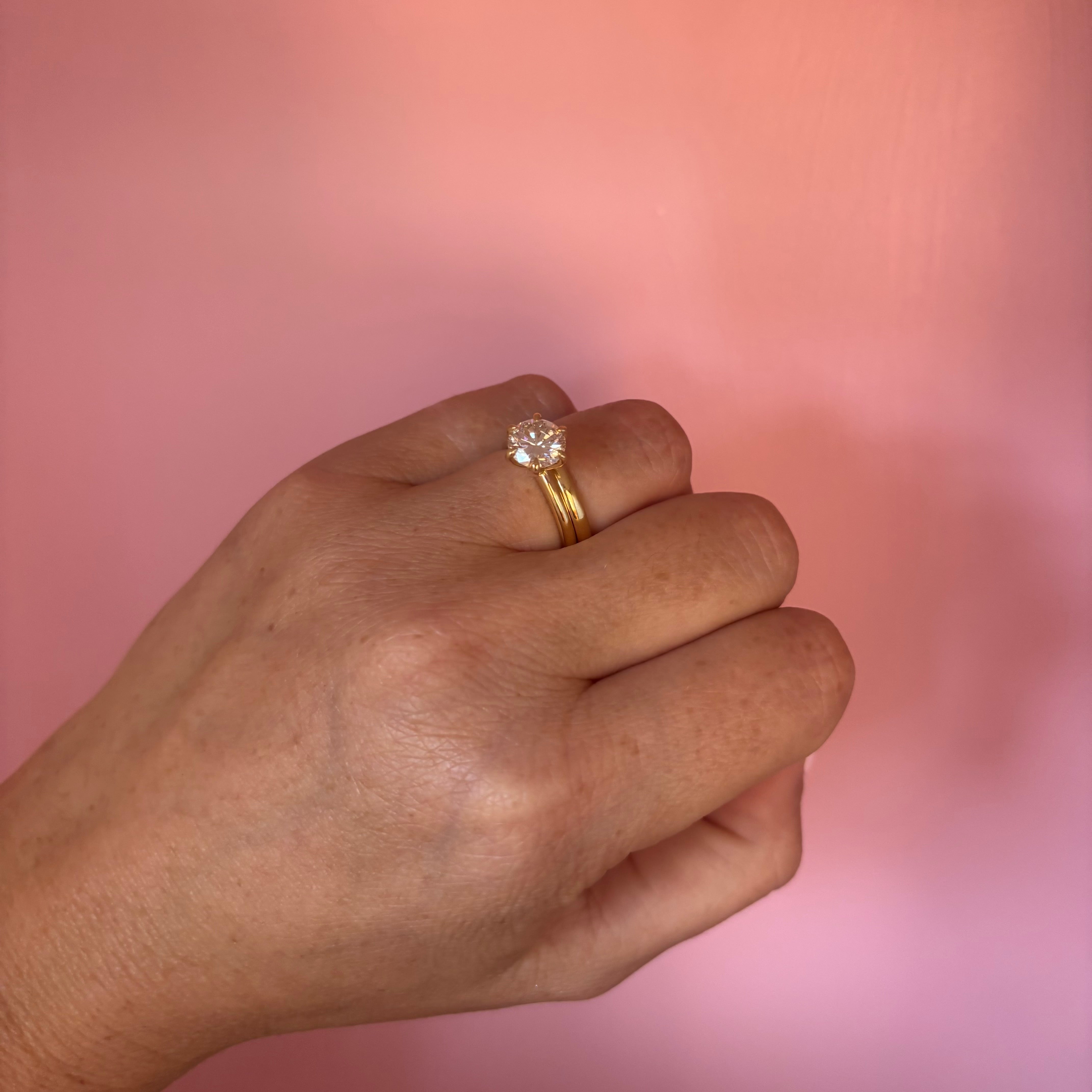 18ct gold 2mm curved band
