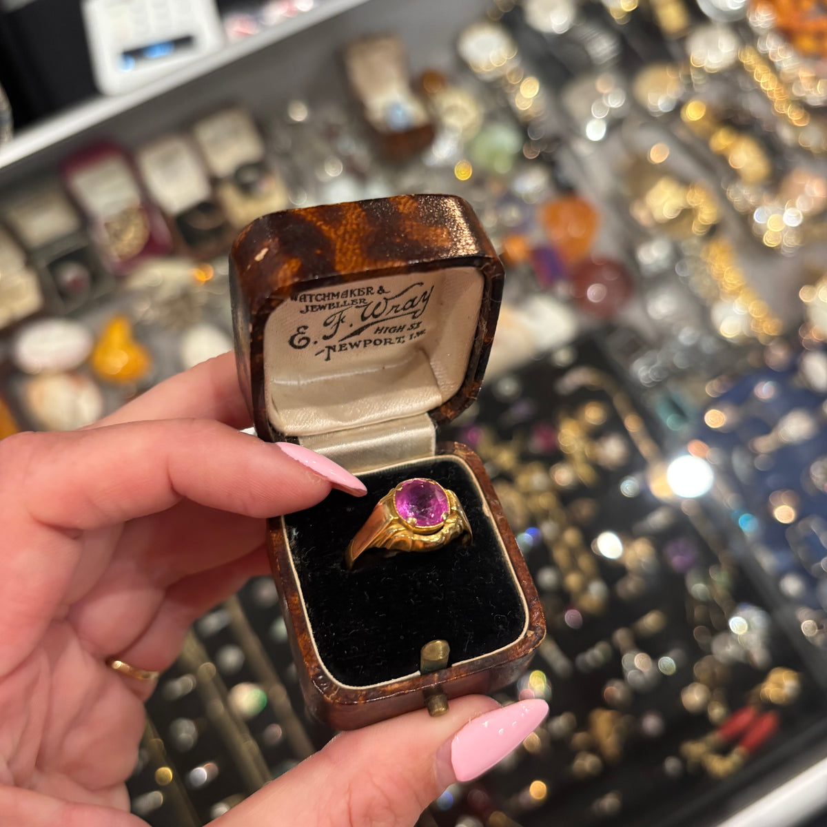 Vintage 18ct gold pink sapphire ring