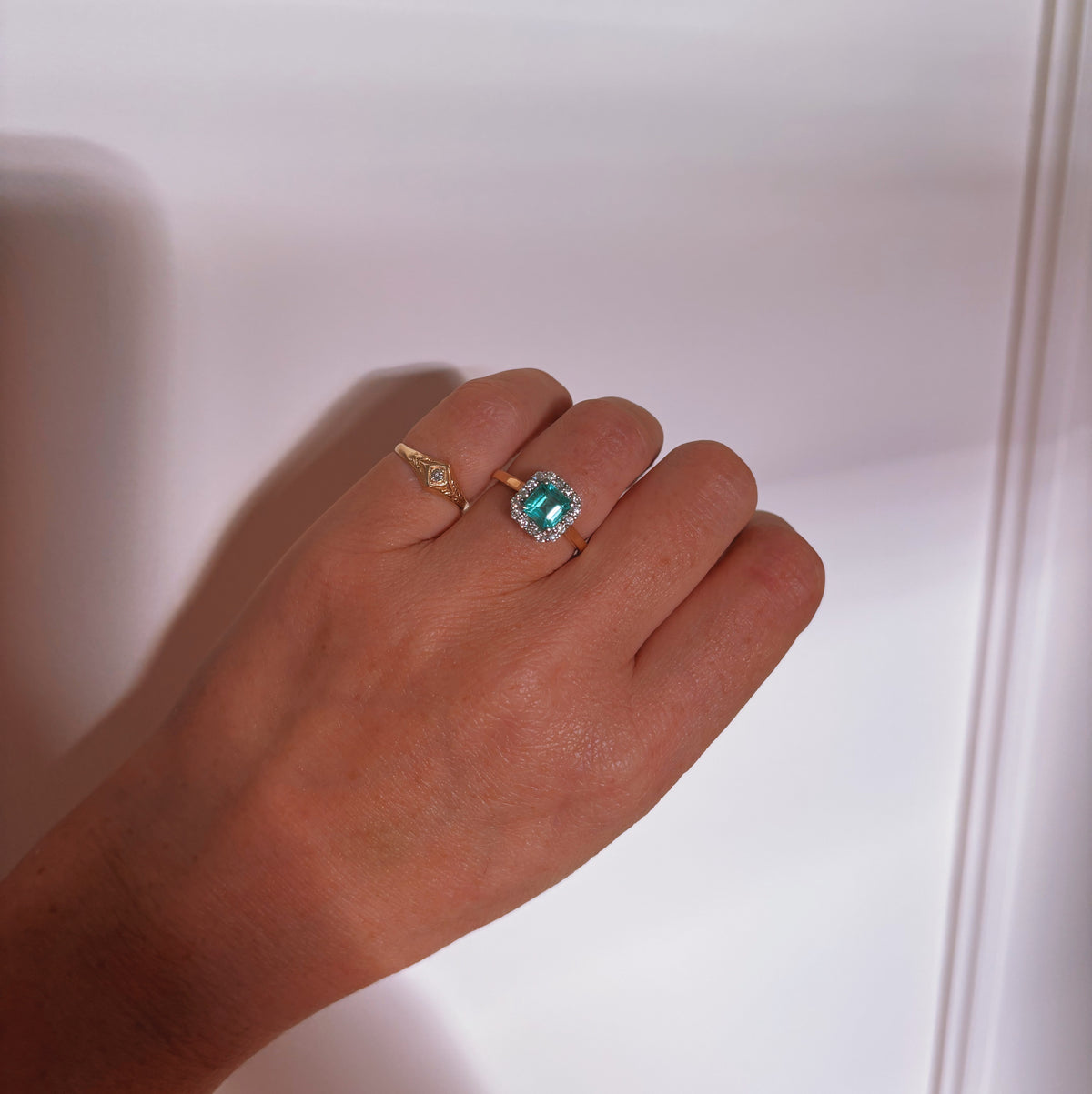 18ct gold 1.10ct emerald and 0.26ct diamond cluster ring
