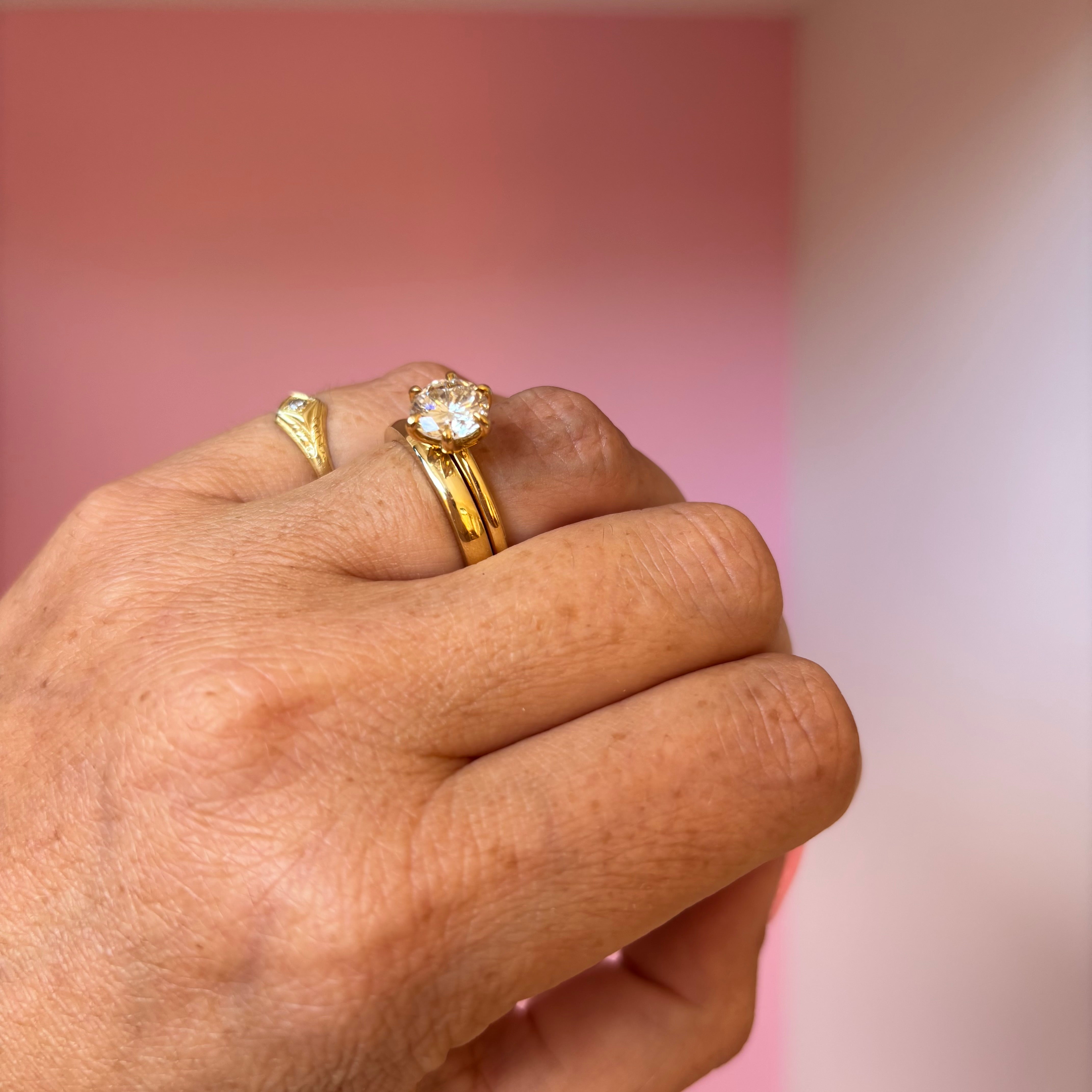 18ct gold 2.5mm heavy court band