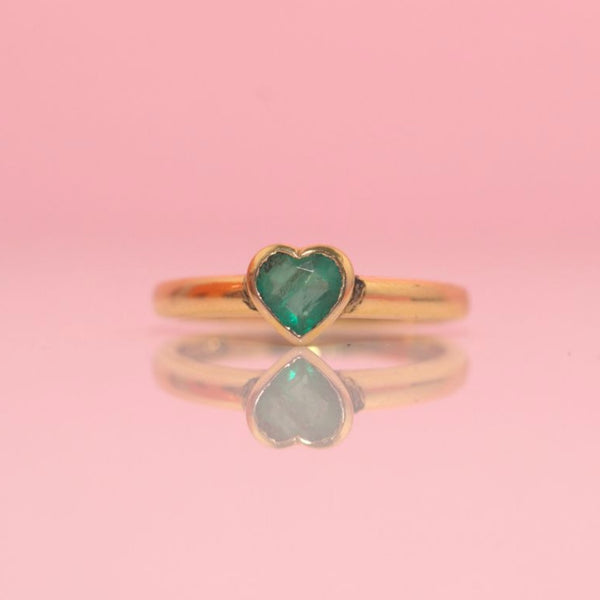 14ct gold 0.44ct emerald heart shaped ring
