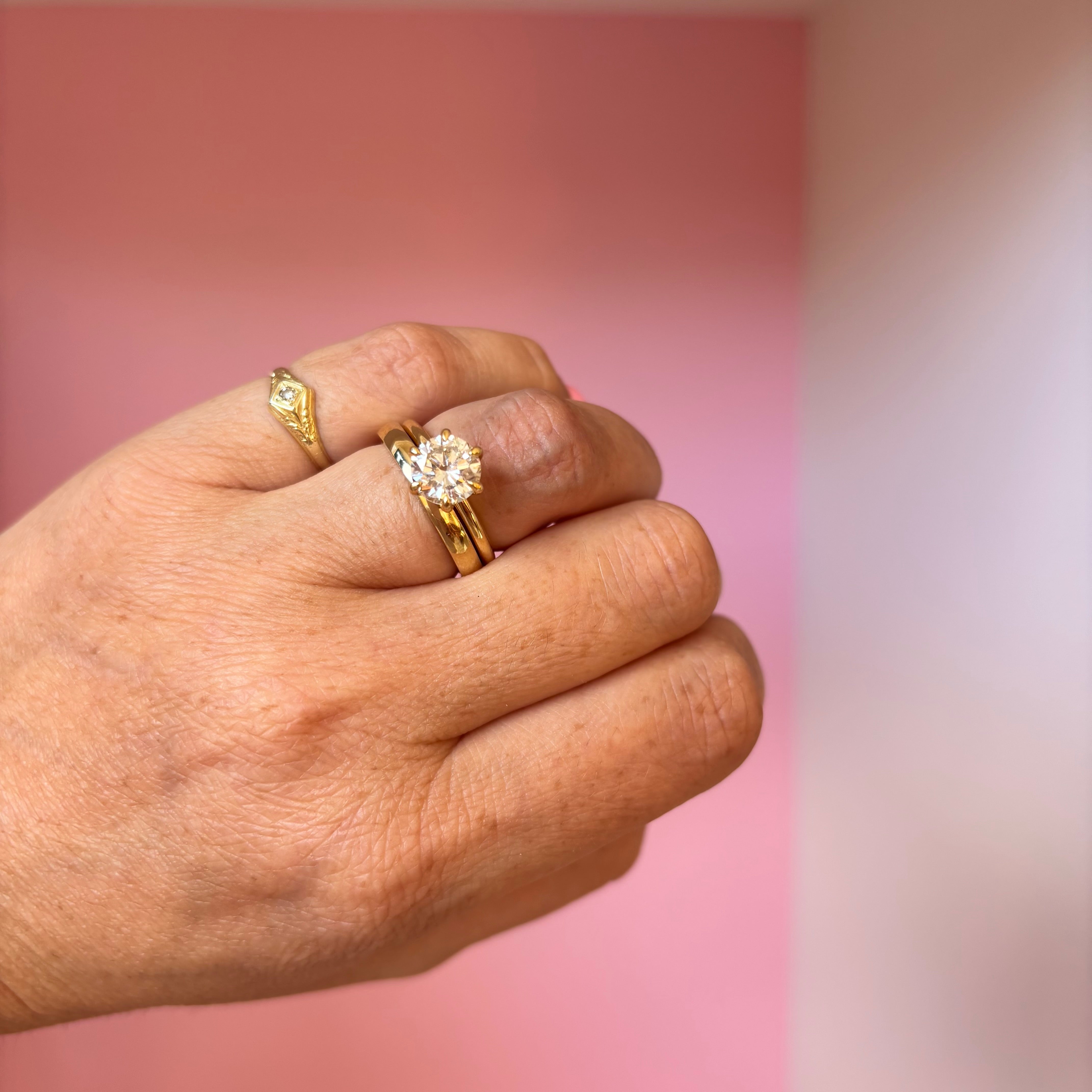 18ct gold 2.5mm heavy court band