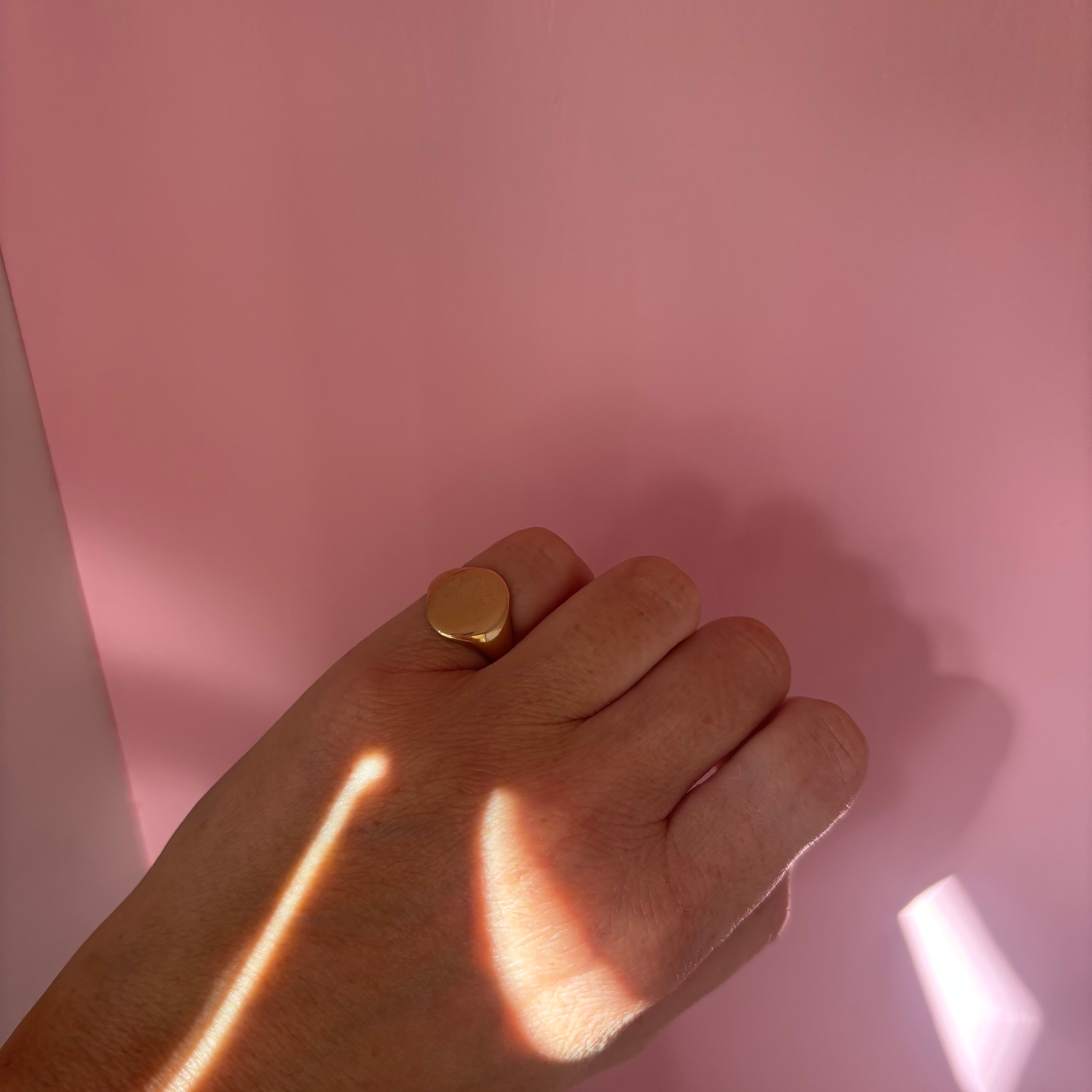 9ct gold oval vintage signet ring (suitable for engraving)