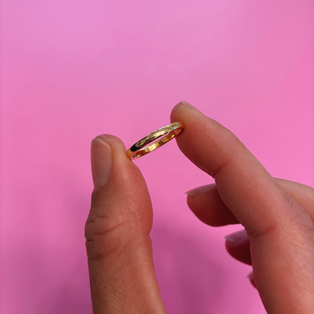 18ct gold 2mm curved band