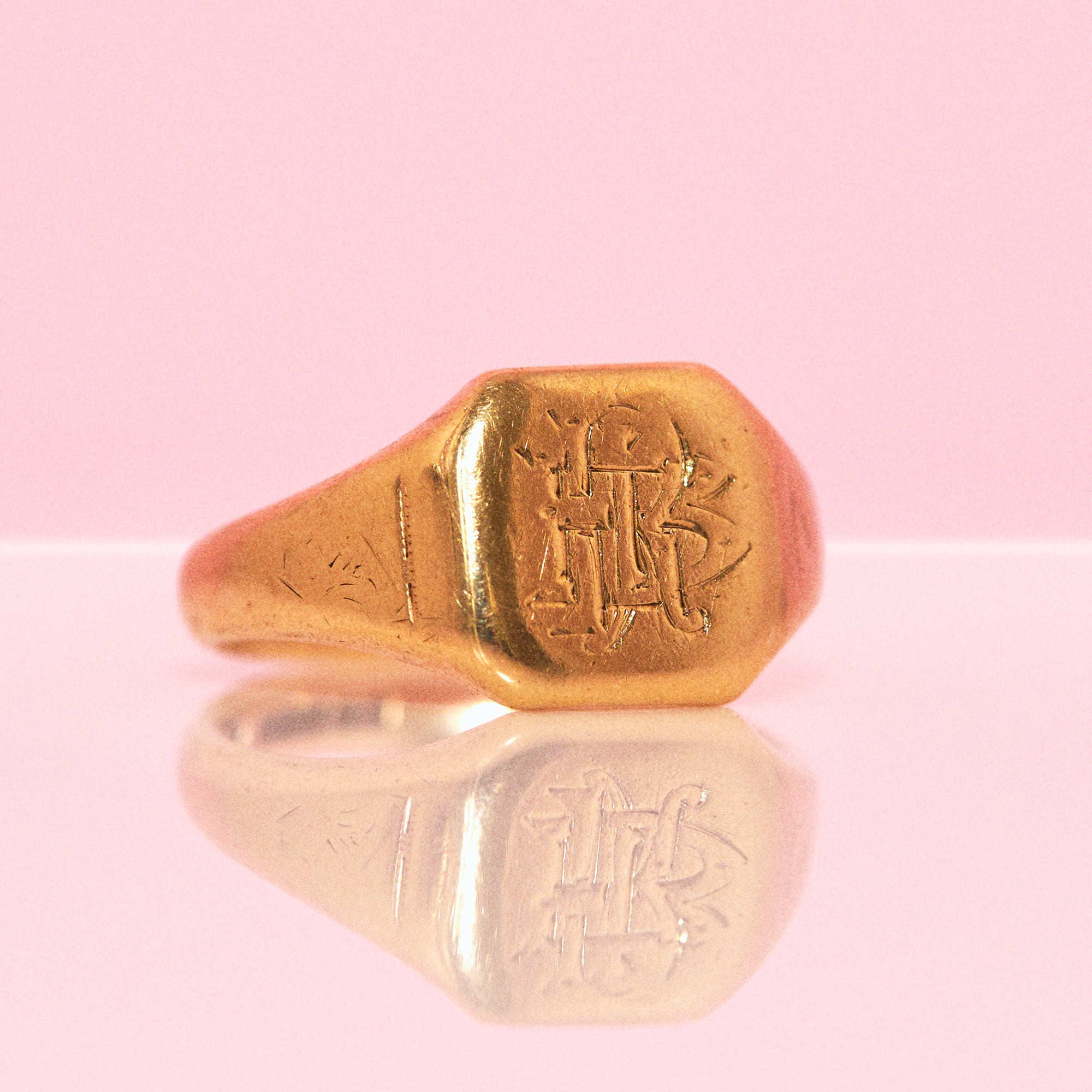 9ct gold engraved signet ring