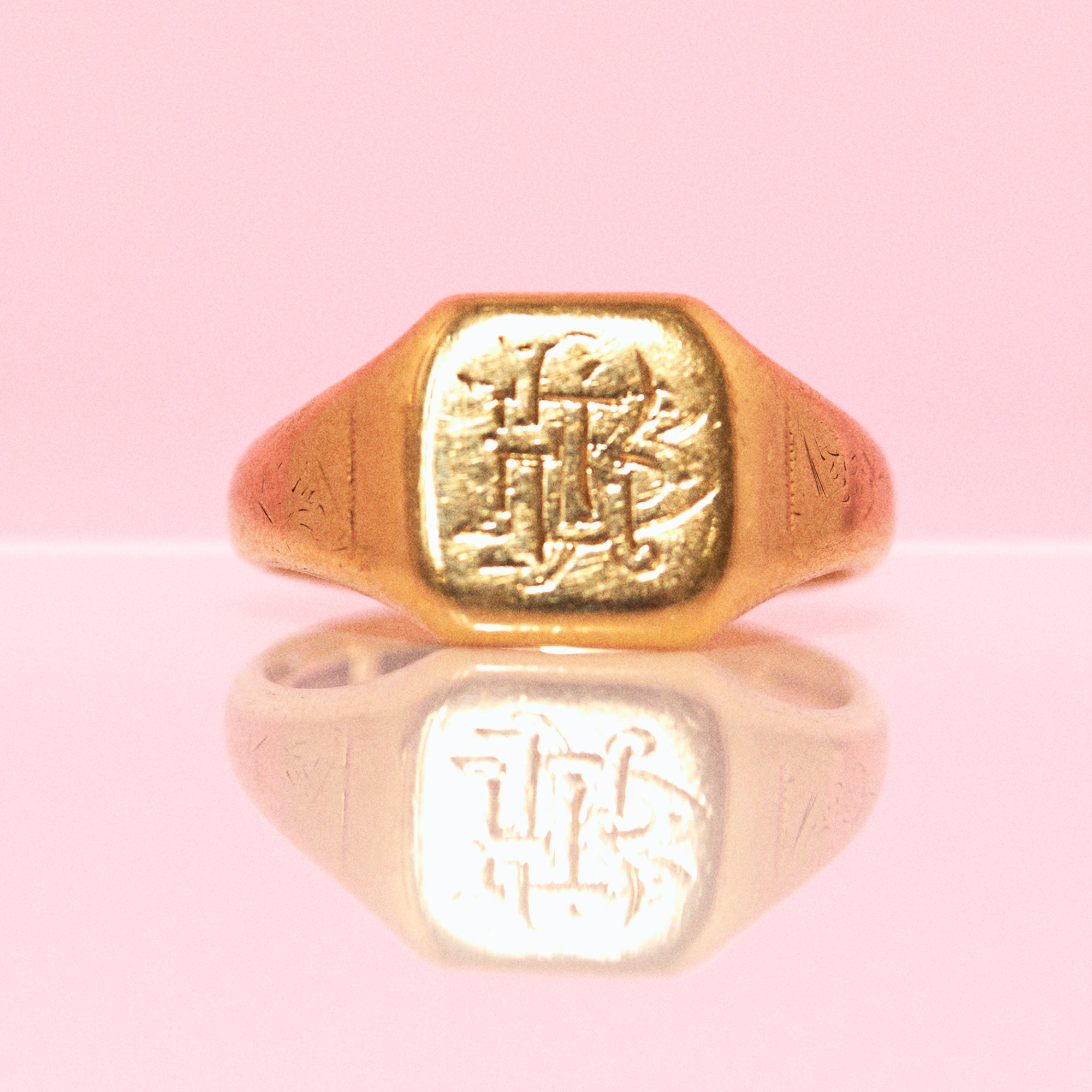 9ct gold engraved signet ring