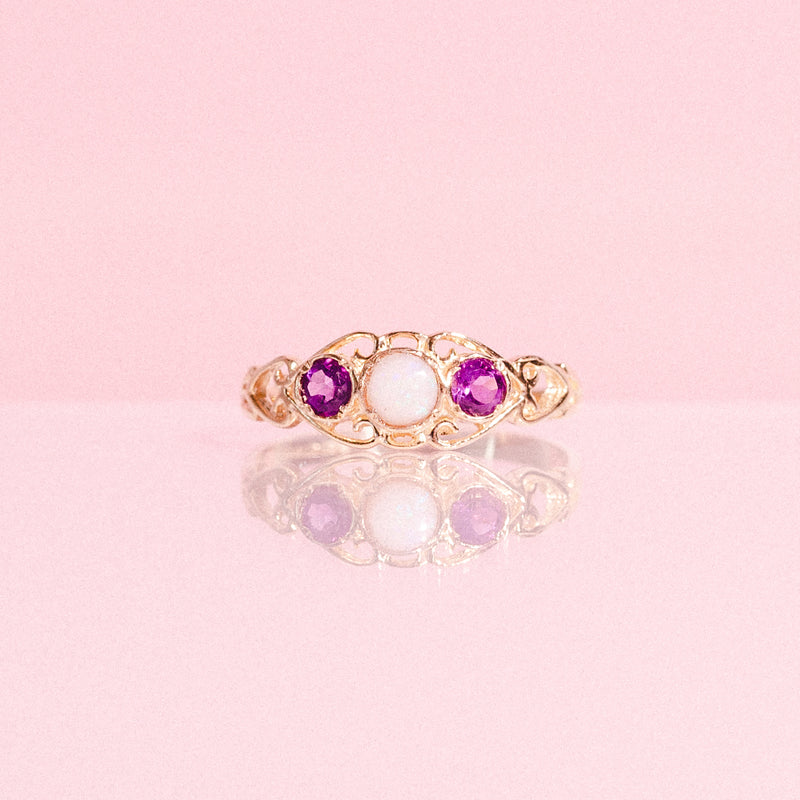 9ct gold ring set with an opal and amethysts