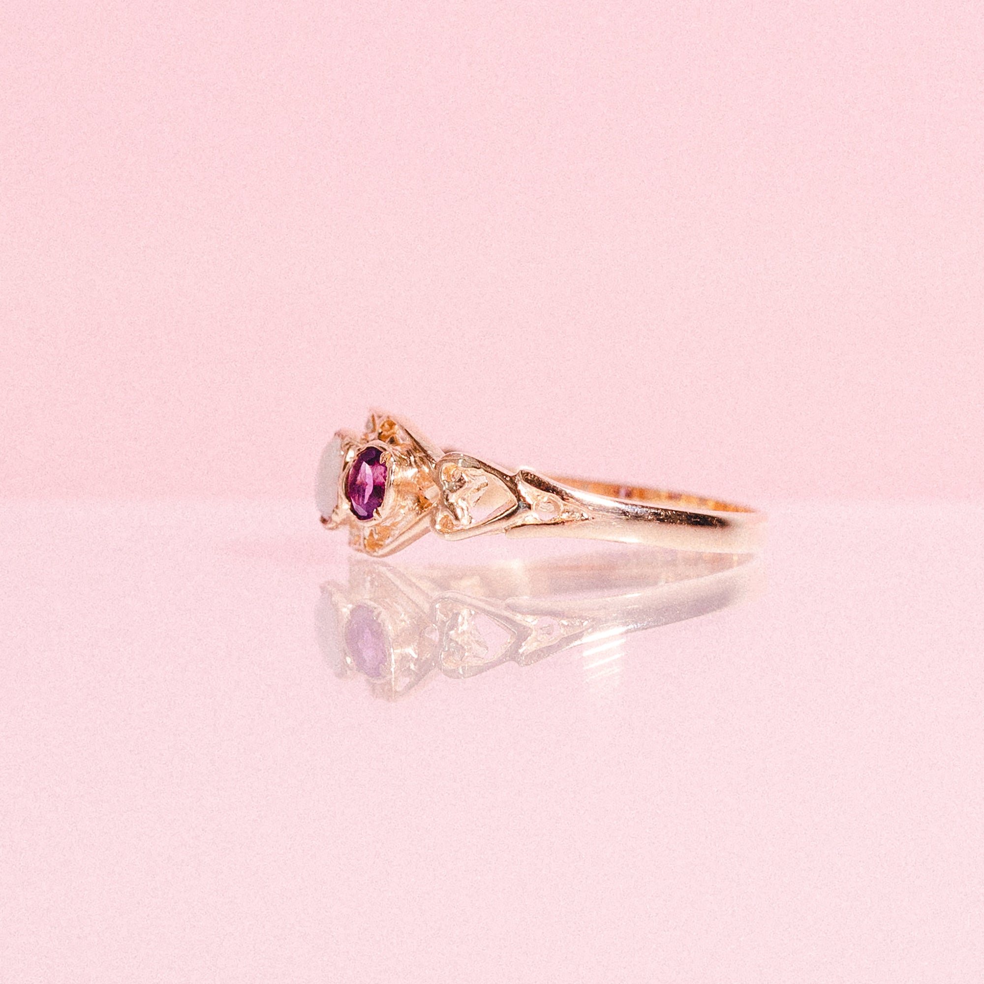 9ct gold ring set with an opal and amethysts