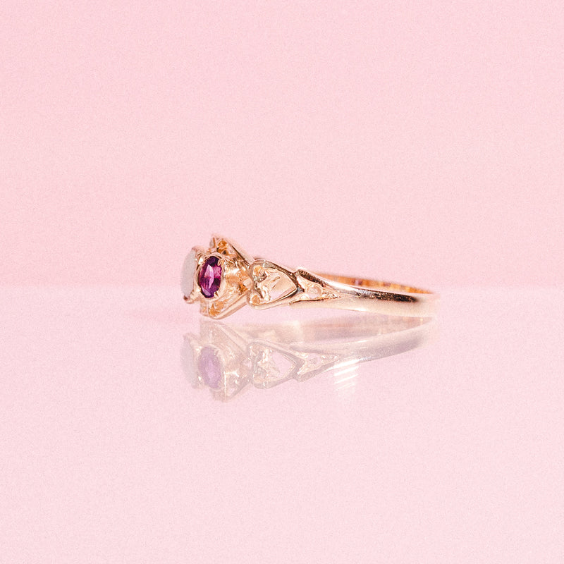 9ct gold ring set with an opal and amethysts