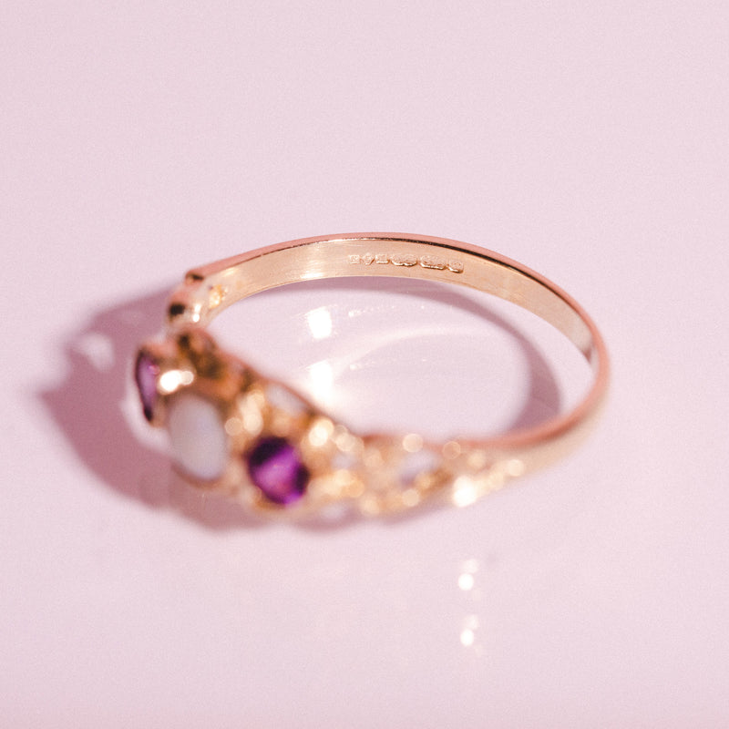 9ct gold ring set with an opal and amethysts