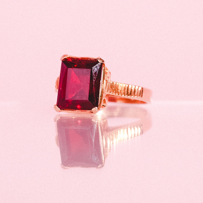 18ct gold ring set with a single garnet