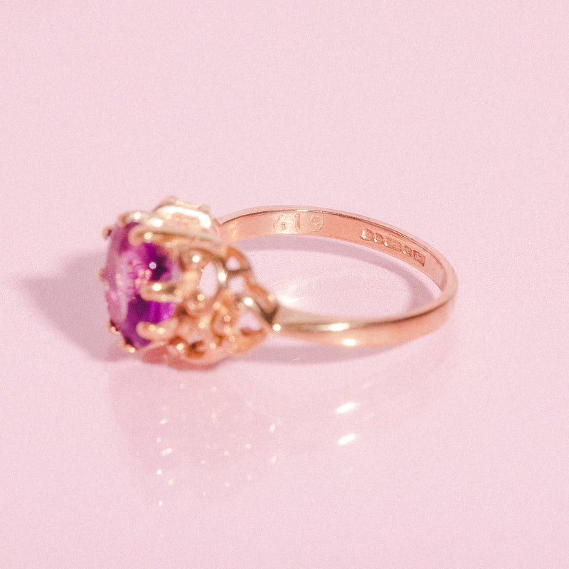 9ct gold ring set with a central amethysts