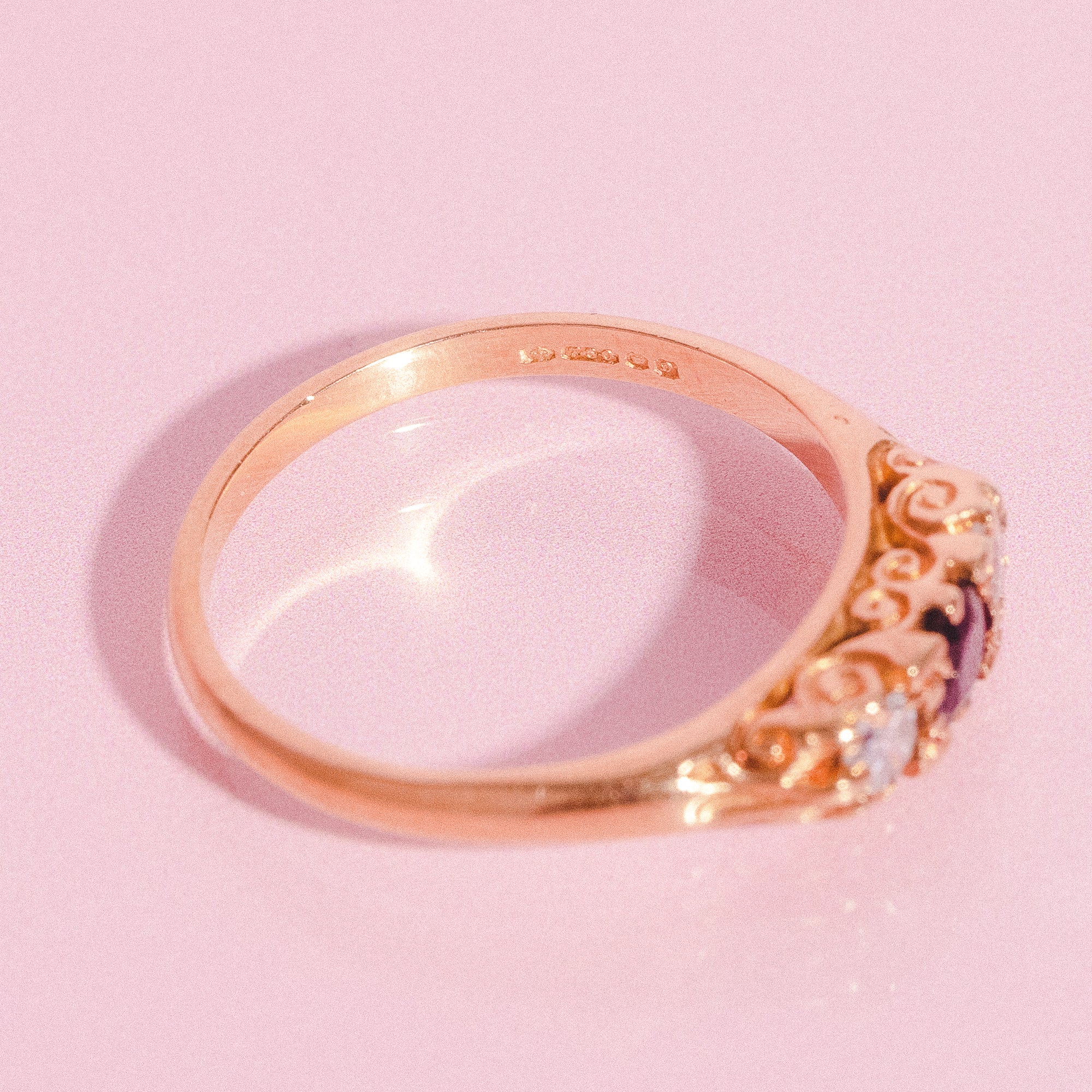 18ct gold ring set with sapphires and diamonds