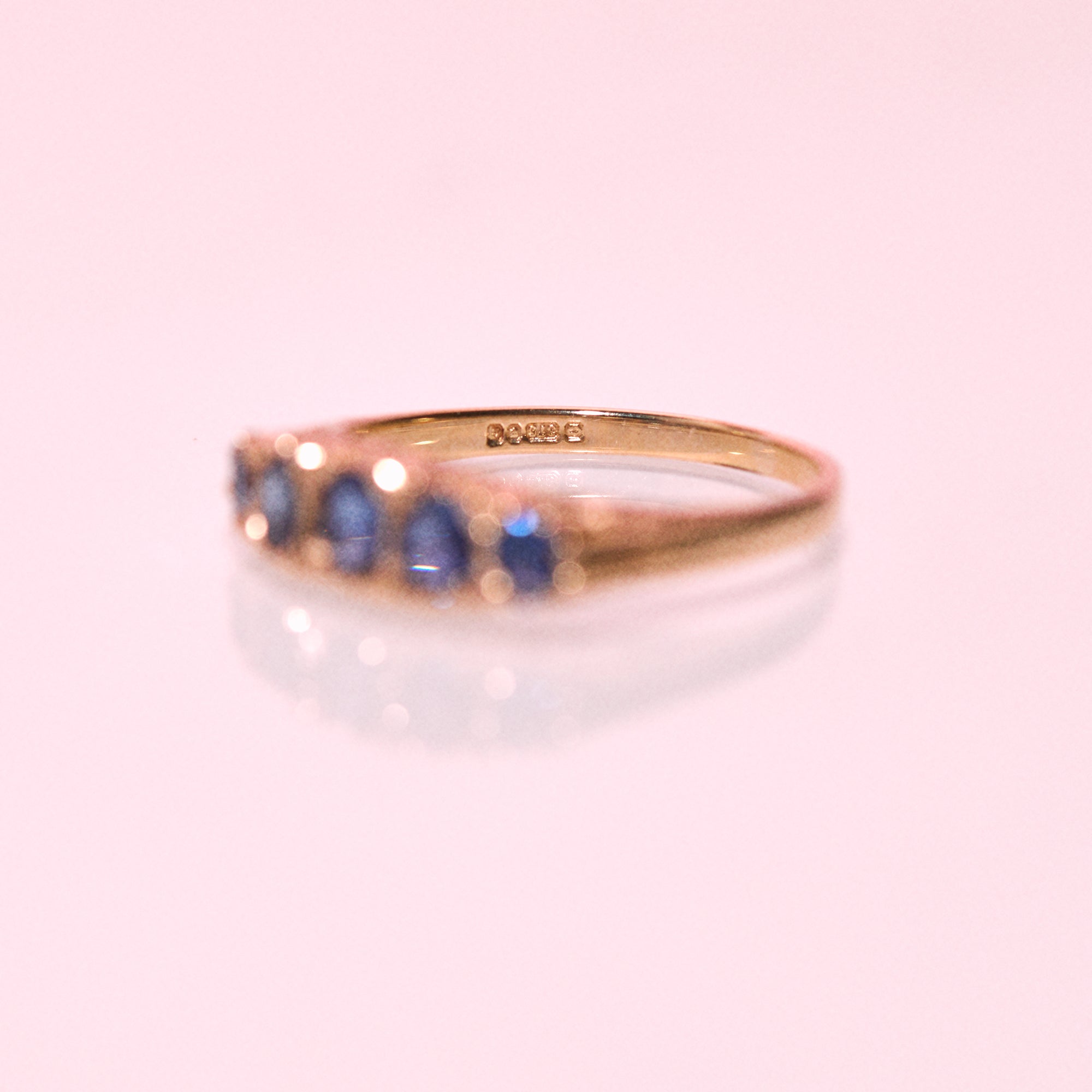 18ct gold ring set with sapphires