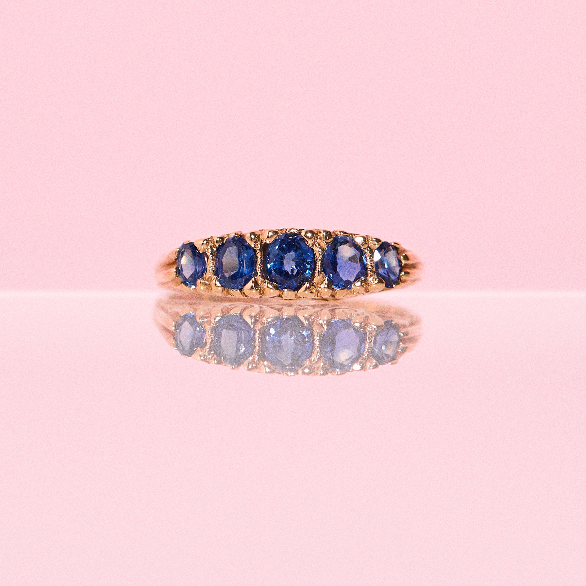 18ct gold ring set with sapphires