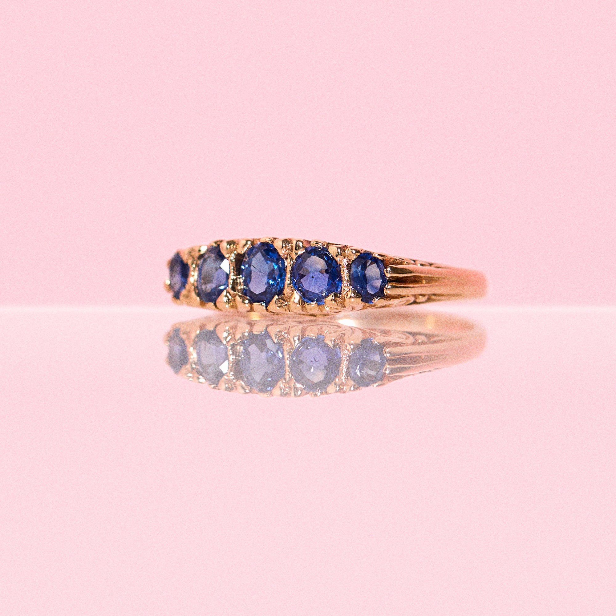 18ct gold ring set with sapphires