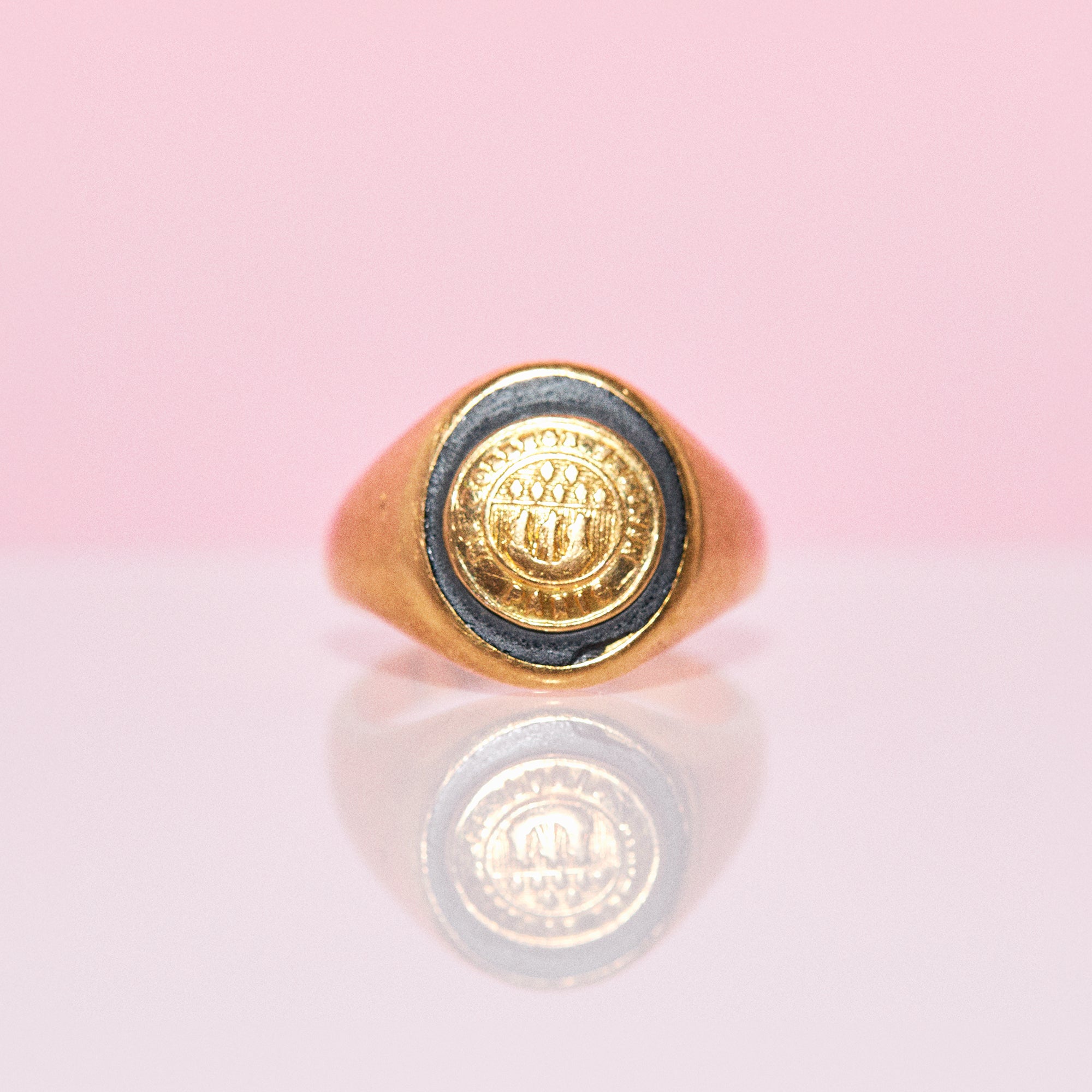 14ct gold ring set with enamel