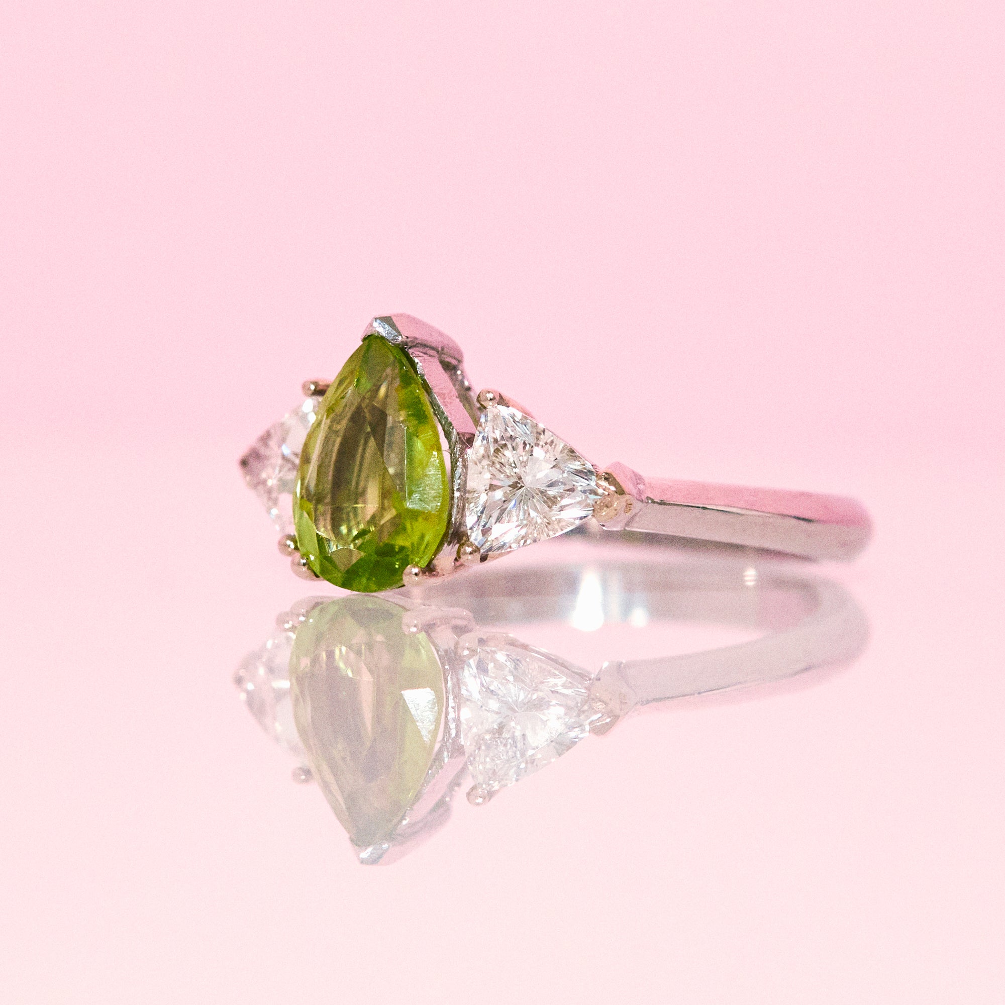 18ct white gold pear shaped peridot diamond ring