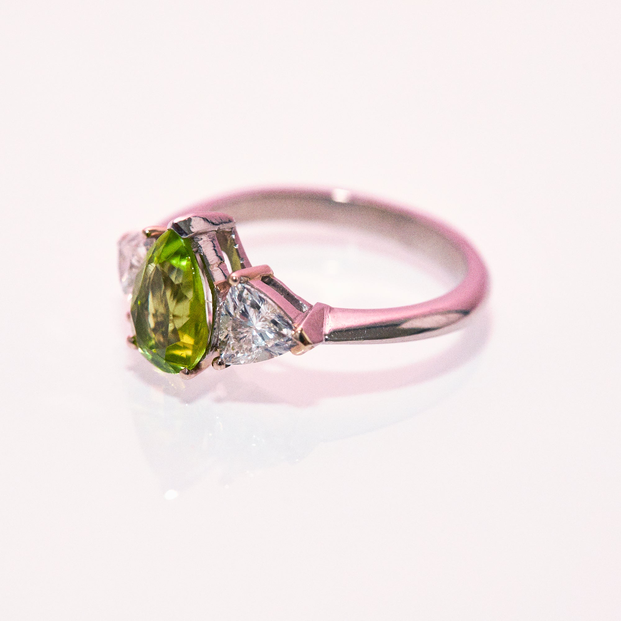 18ct white gold pear shaped peridot diamond ring