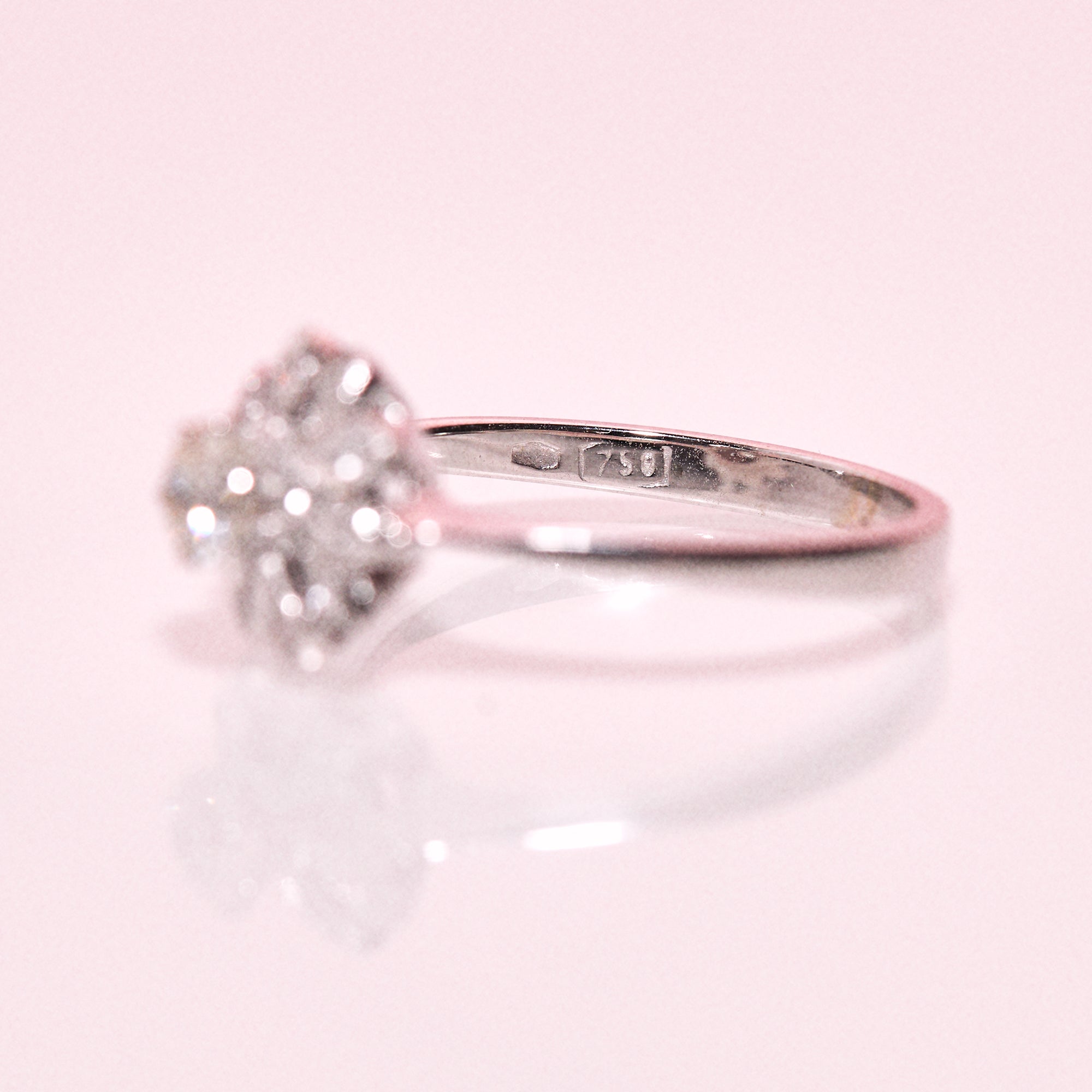 18ct white gold ring set with a diamond daisy