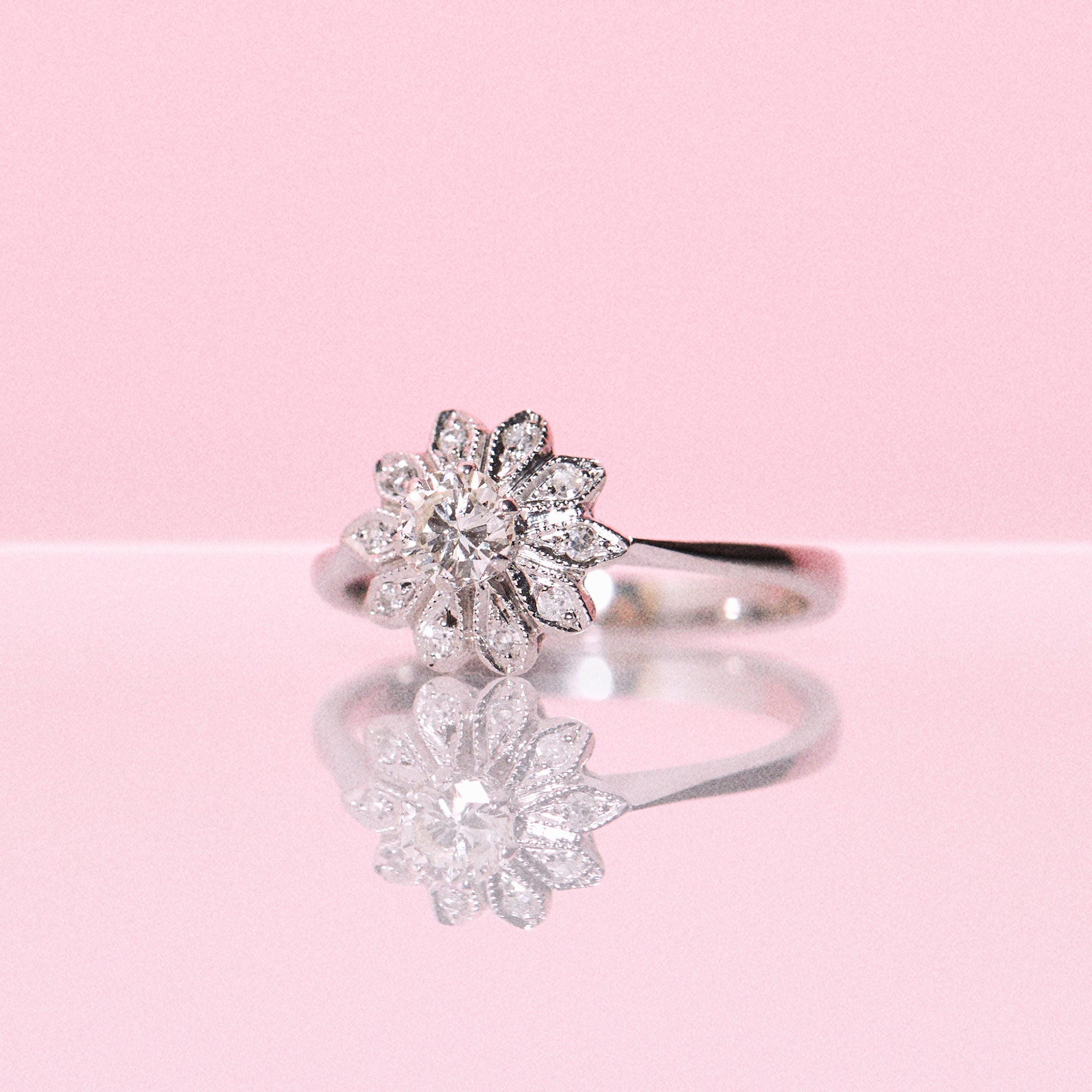 18ct white gold ring set with a diamond daisy