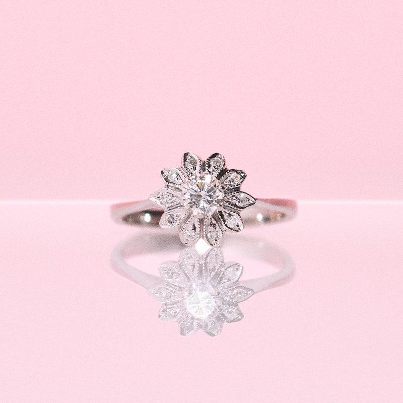 18ct white gold ring set with a diamond daisy