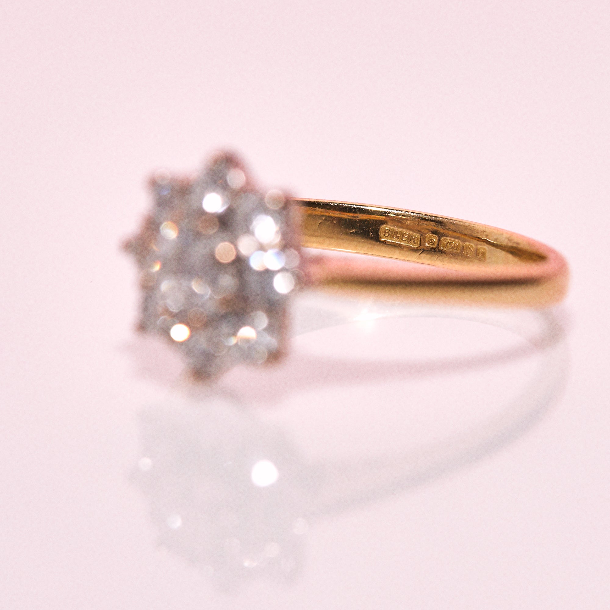 18ct gold ring set with a diamond daisy