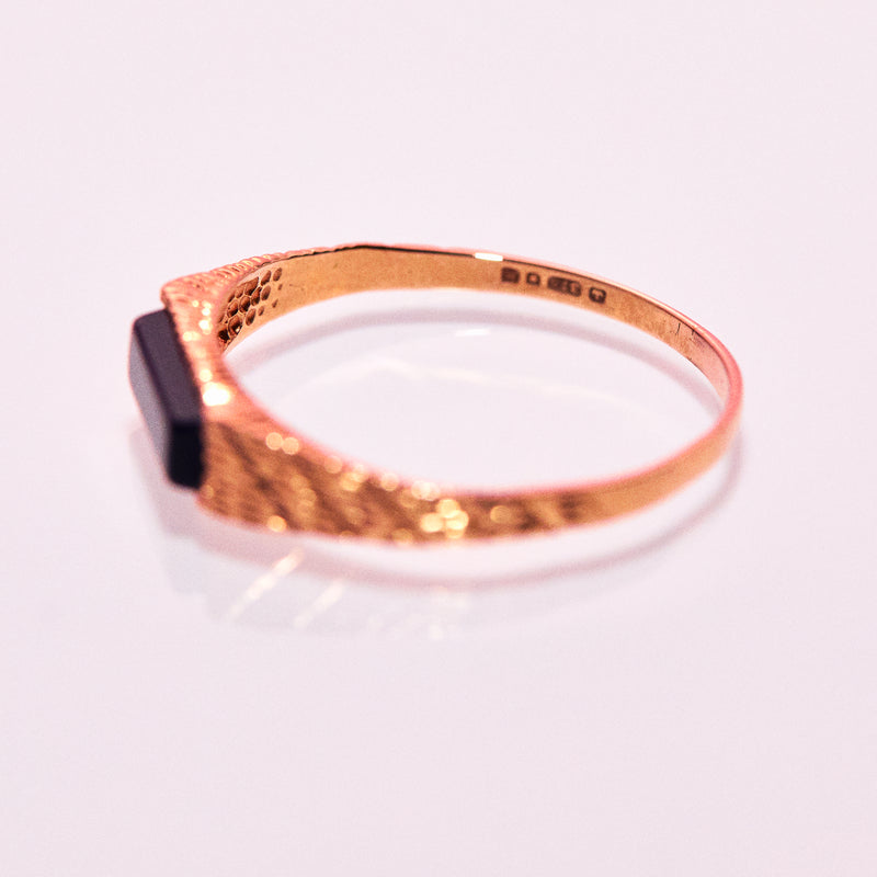 9ct gold carved ring with a black onyx