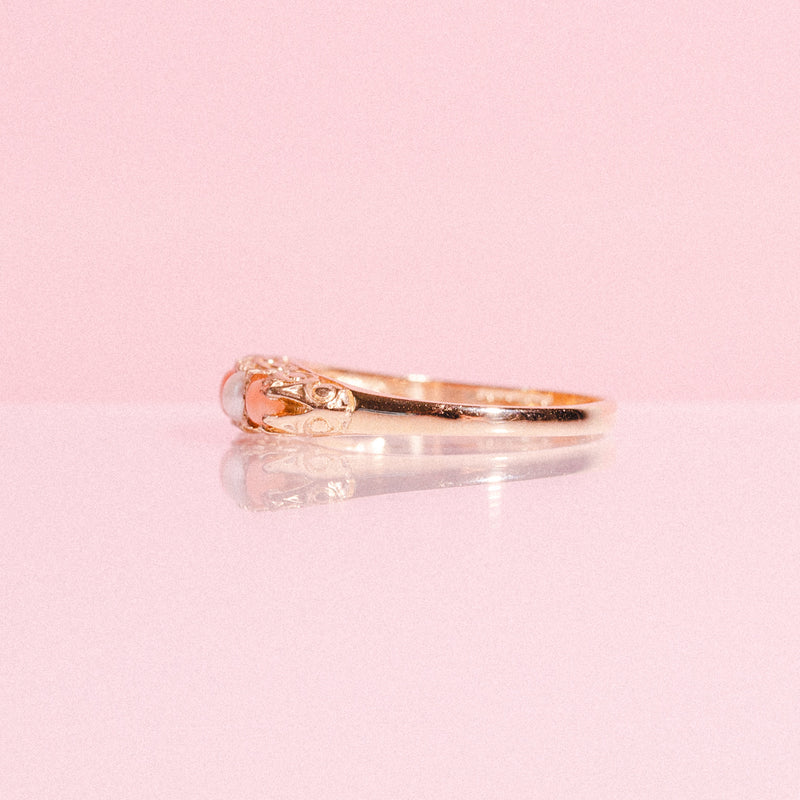 9ct gold ring set with corals and pearls