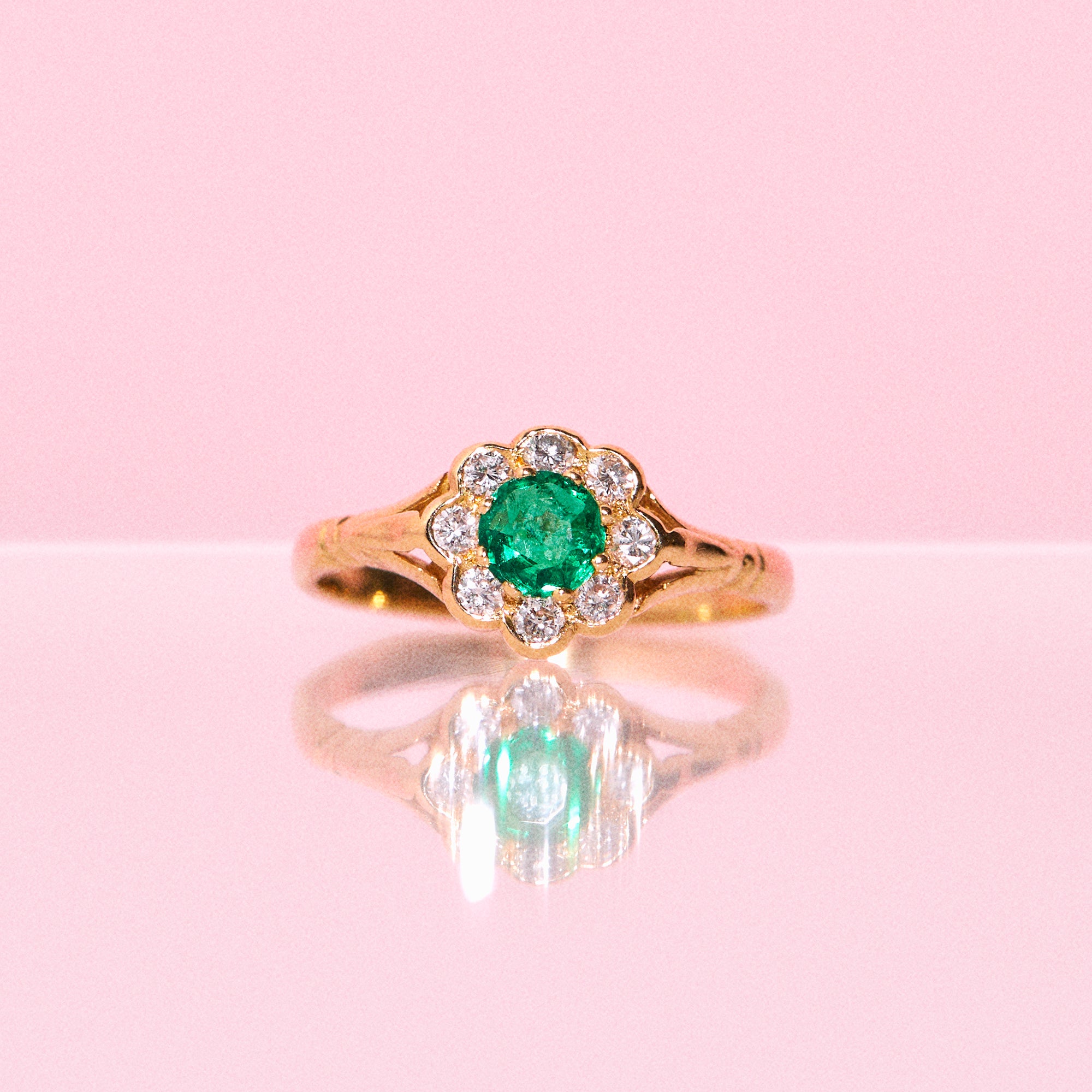 18ct gold ring set with an emerald and diamonds