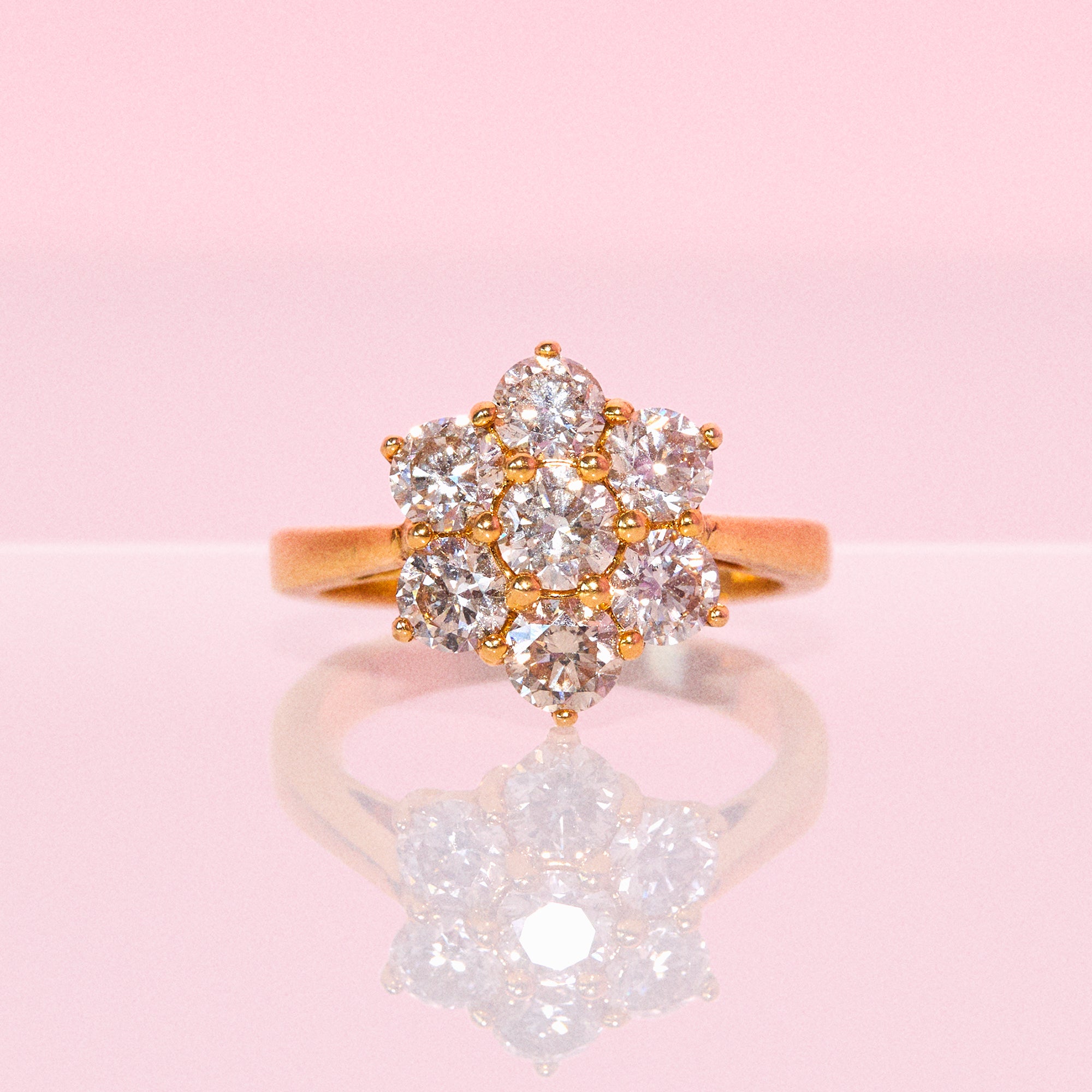 18ct gold ring set with a 2.40ct diamond daisy