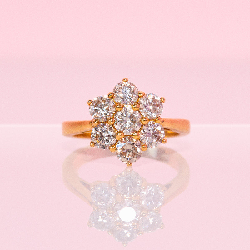 18ct gold ring set with a 2.40ct diamond daisy